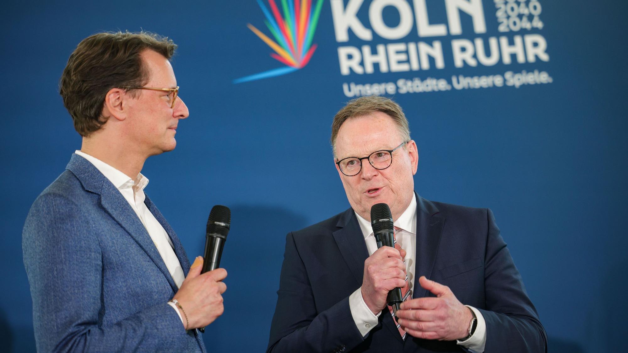 NRW-Ministerpräsident Hendrik Wüst (CDU) und Kölns Oberbürgermeister Torsten Burmester (SPD, rechts)