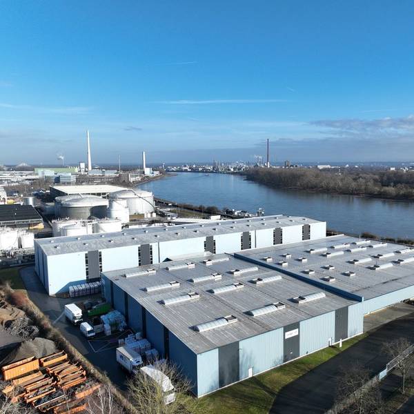 Blick auf die Logistikhallen am Niehler Rheinufer: Die höhere der beiden Hallen, im Hintergrund, beziehen die KVB als Lagerstätte.