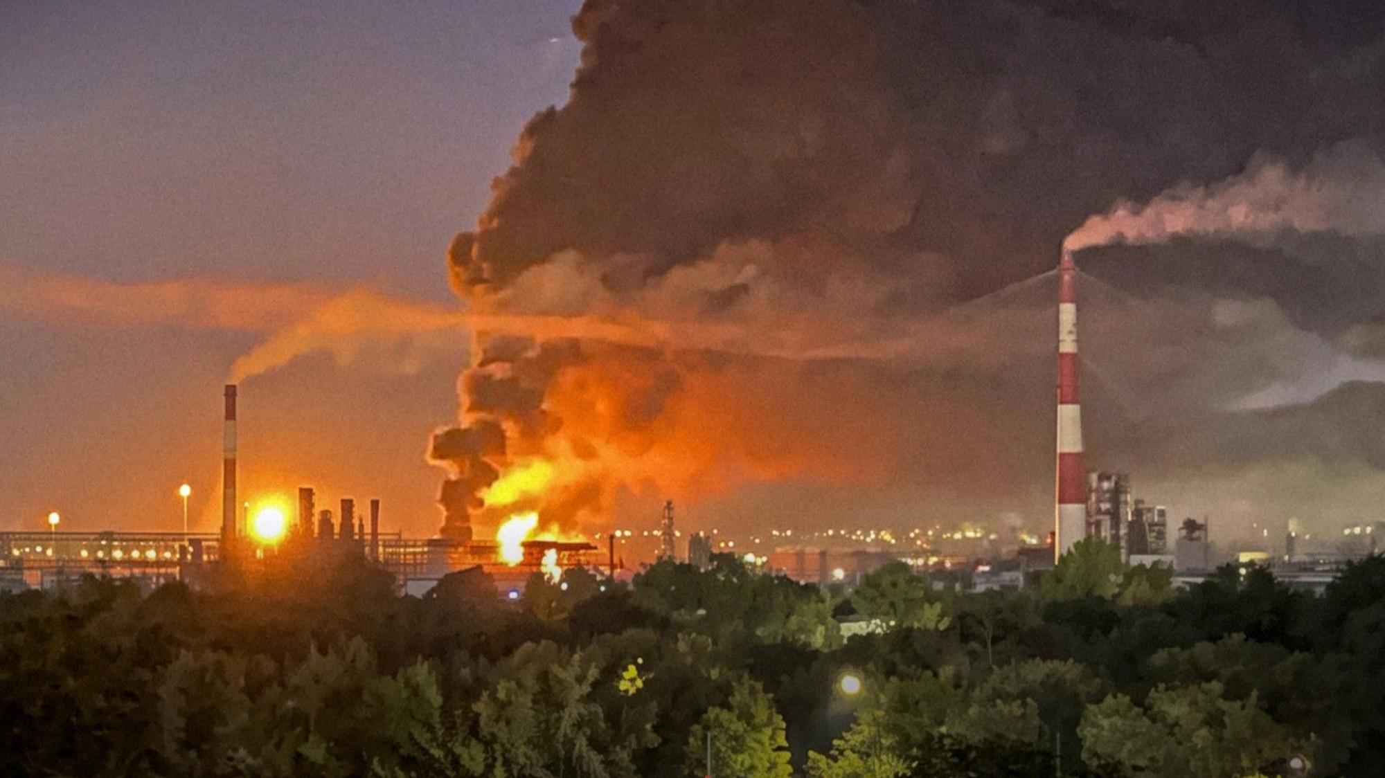Ein vom ukrainischen Verteidigungsministerium veröffentlichtes Foto soll einen Brand auf dem Gelände einer Raffinerie im russischen Samara zeigen.