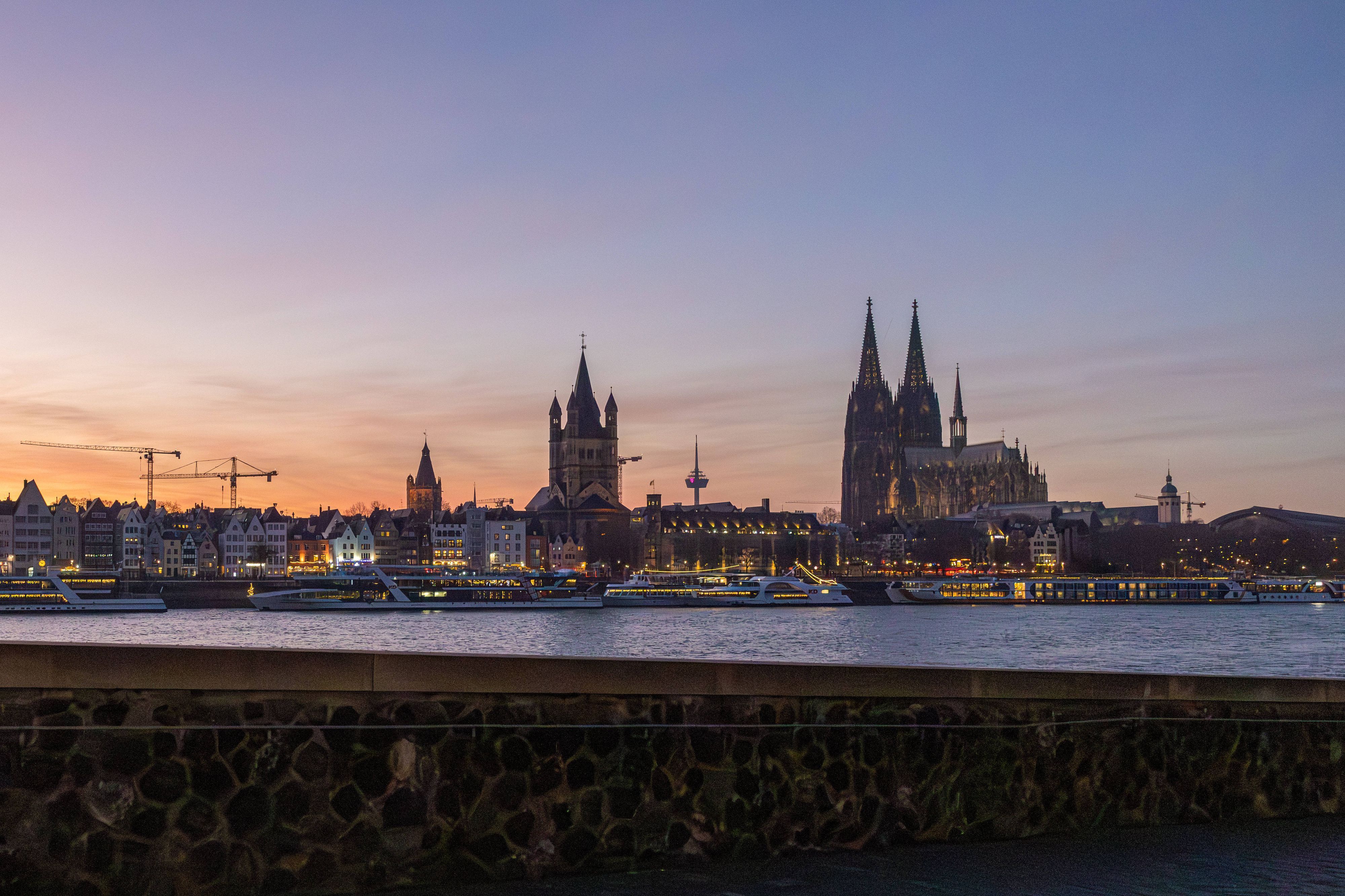 Goldene Stunde am Rheinufer in Deutz mit Blick auf die Kölner Altstadt.
