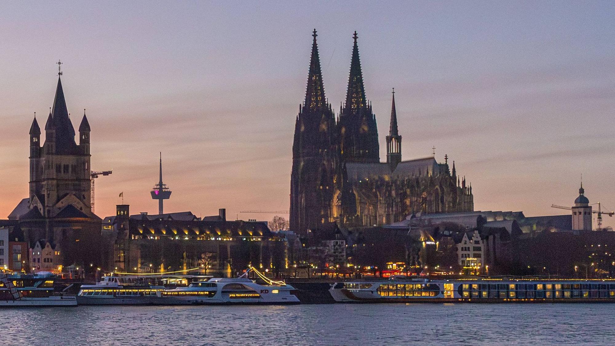 Goldene Stunde am Rheinufer in Deutz mit Blick auf die Kölner Altstadt.