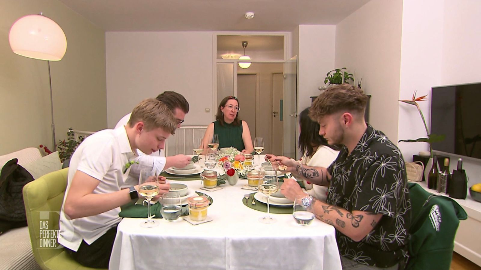An Tag 2 trifft sich die Berliner „Dinner“-Runde bei Daniela (53) in Lichterfelde. (Bild: RTL)