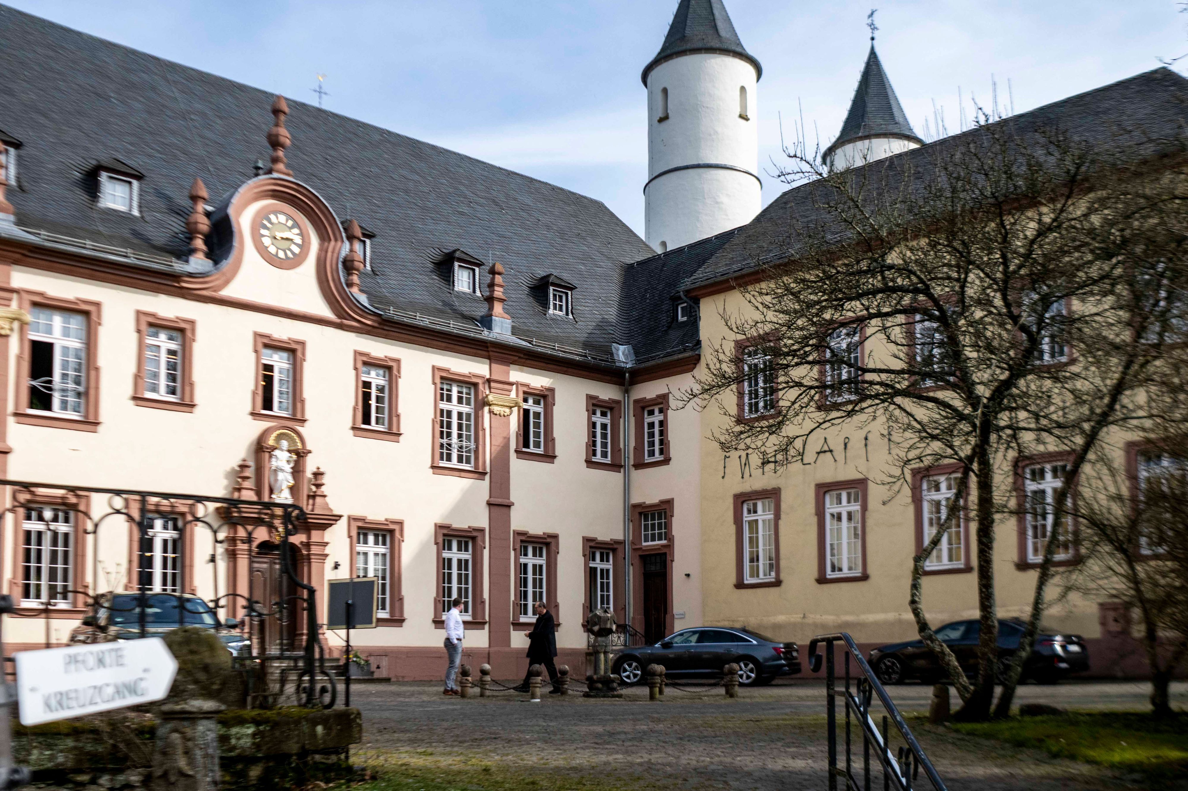 Blick über den Klosterhof auf die historischen Gebäude.