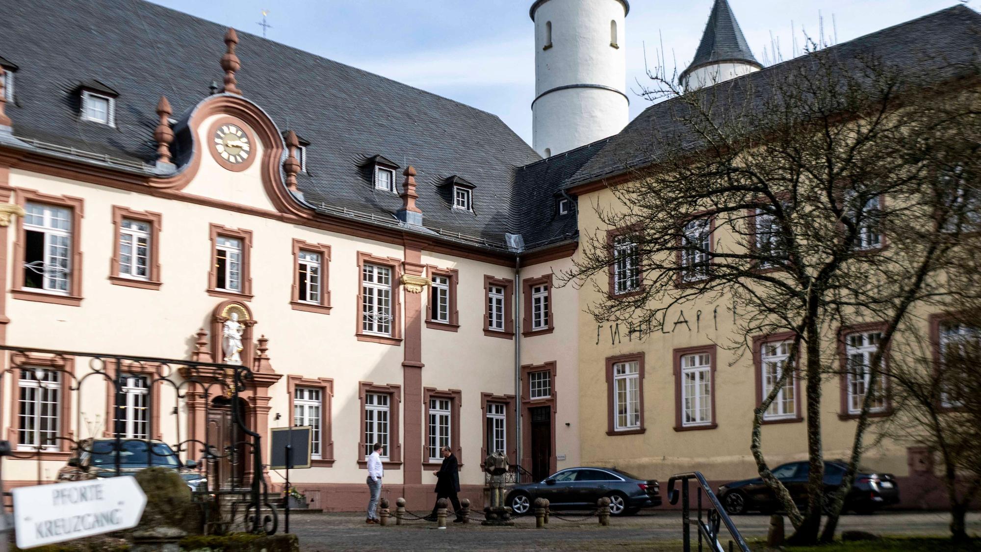 Blick über den Klosterhof auf die historischen Gebäude.