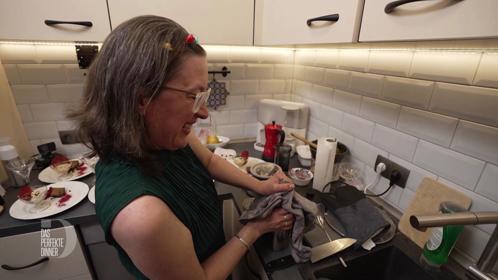 Daniela (53) kämpft mit ihrem Shaker. (Bild: RTL)