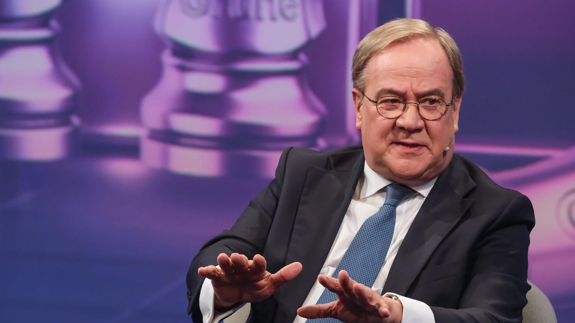 Armin Laschet bei „Maischberger“: Der CDU-Politiker hält die Wahlergebnisse in den Bundesländern Sachsen-Anhalt, Mecklenburg-Vorpommern und Berlin für einen „Warnschuss“. (Bild: WDR/Oliver Ziebe,)