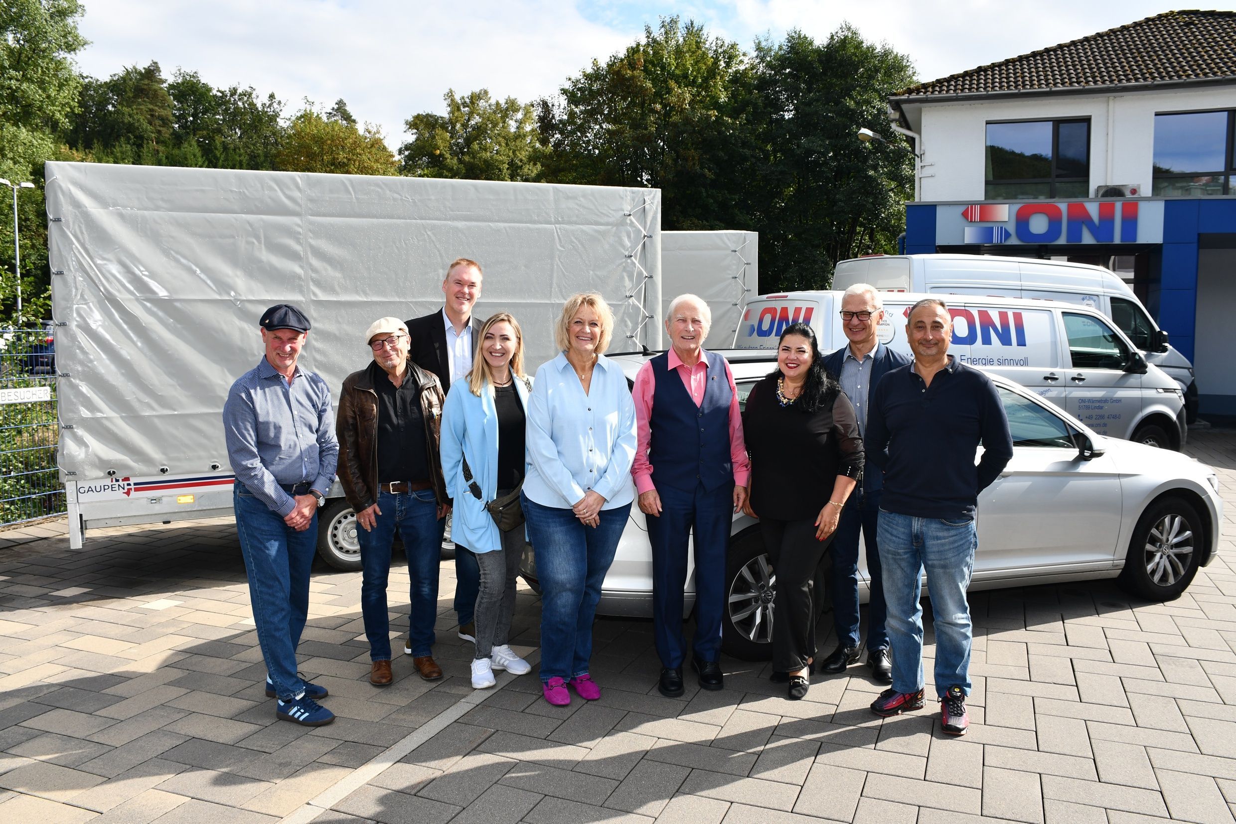 Gruppenfoto vor den gespendeten Fahrzeugen.