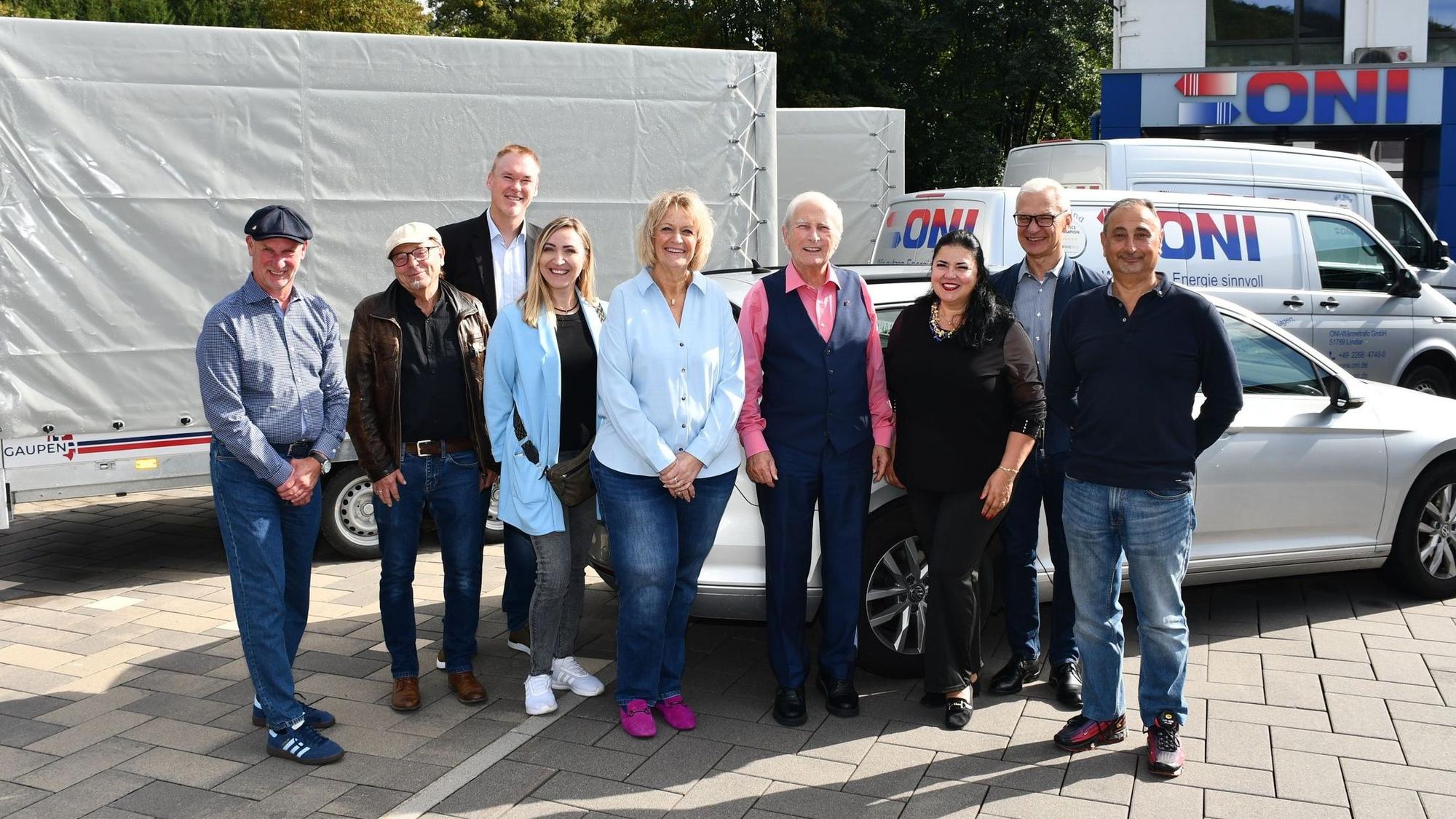 Gruppenfoto vor den gespendeten Fahrzeugen.