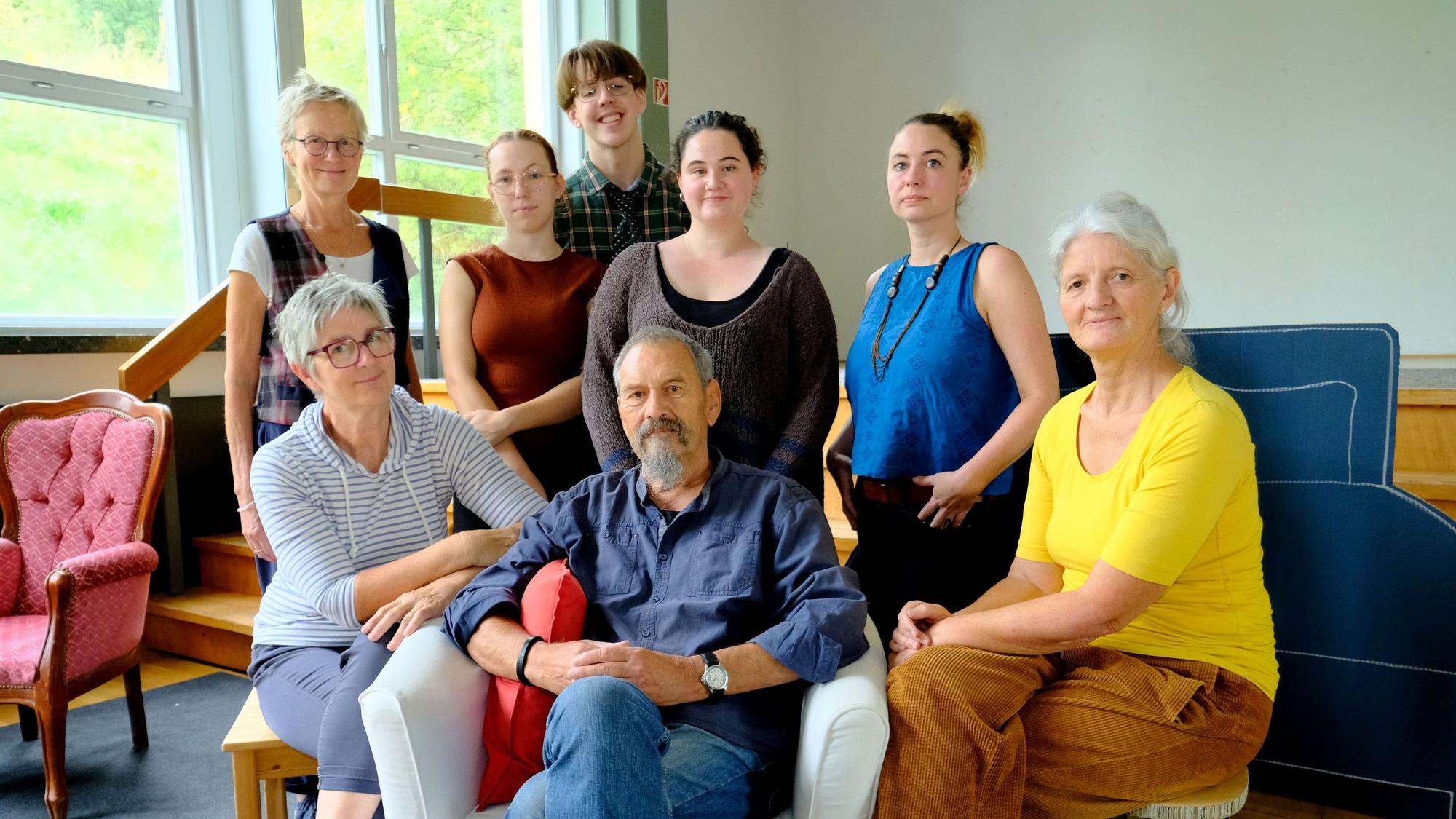 Ein Teil des Ensembles der Theaterschule Nettersheim mit Regisseurin Heidrun Grote hinten, links) bei den Proben zum Stück Das Fest.