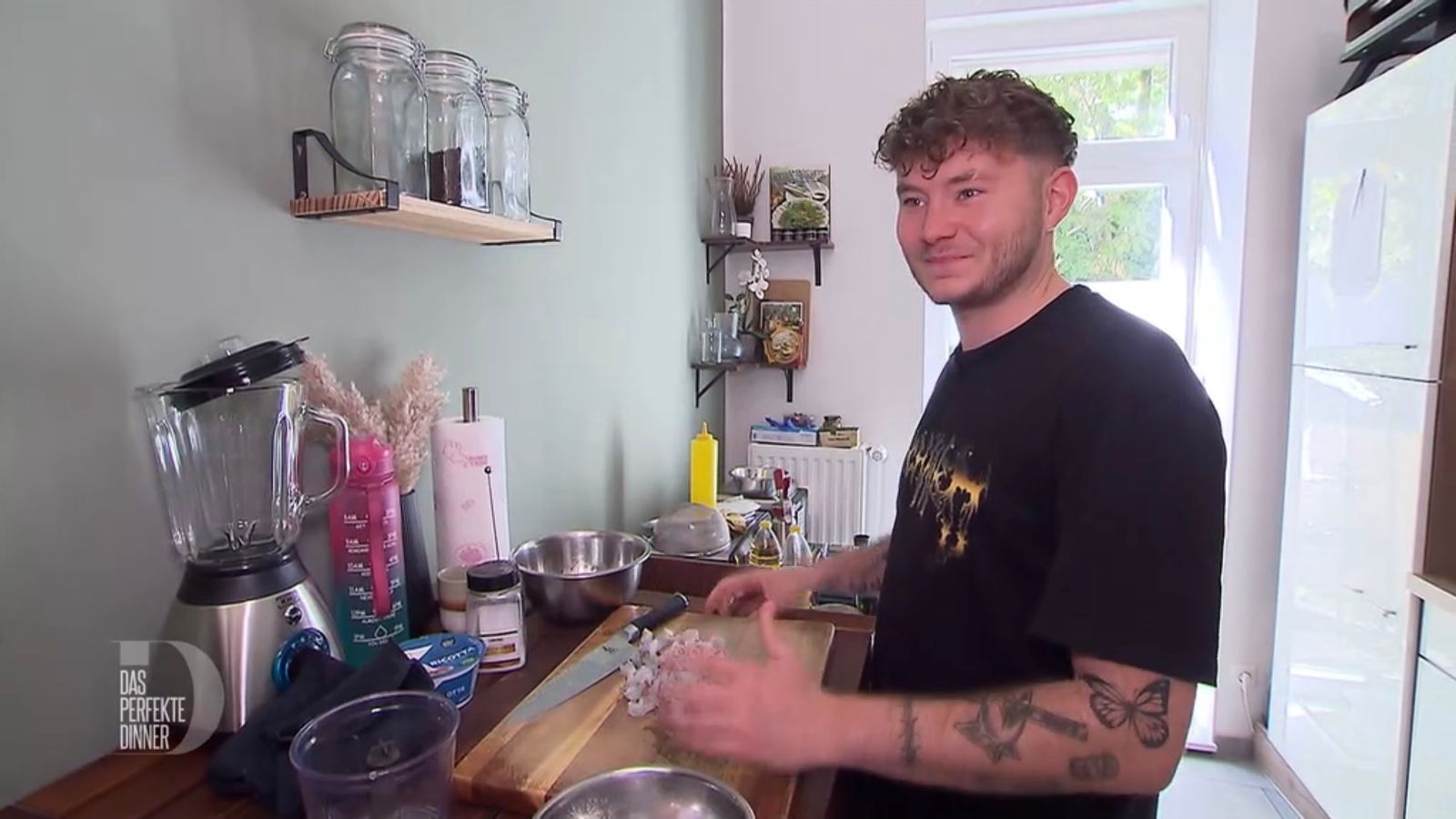 Sieht nicht so aus, aber ist Finanzbeamter: Jannik (28) aus Berlin liebt Kaffee und gutes Essen. (Bild: RTL)
