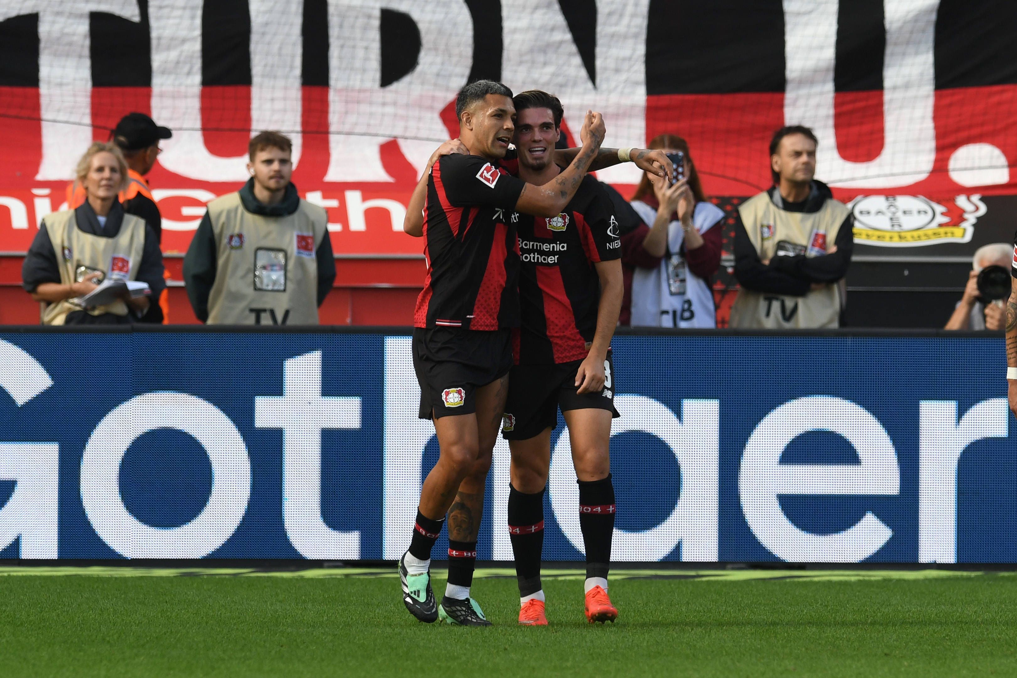 Facundo Medina (l.) jubelt zusammen mit Miguel Gutiérrez über den zweiten Treffer gegen Leipzig.