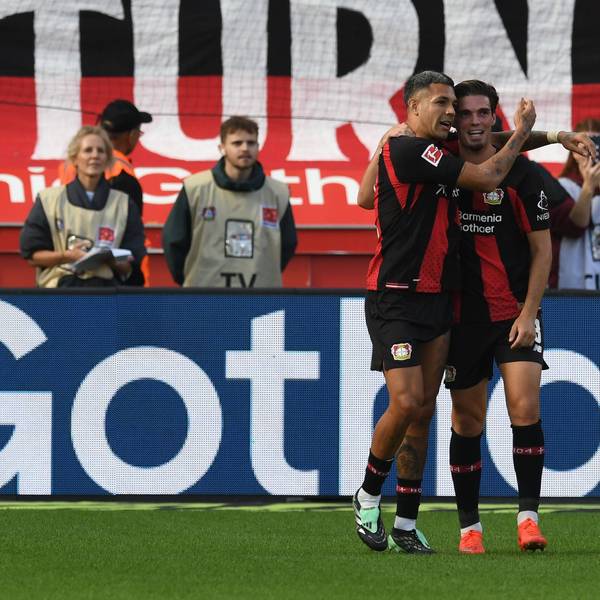 Facundo Medina (l.) jubelt zusammen mit Miguel Gutiérrez über den zweiten Treffer gegen Leipzig.
