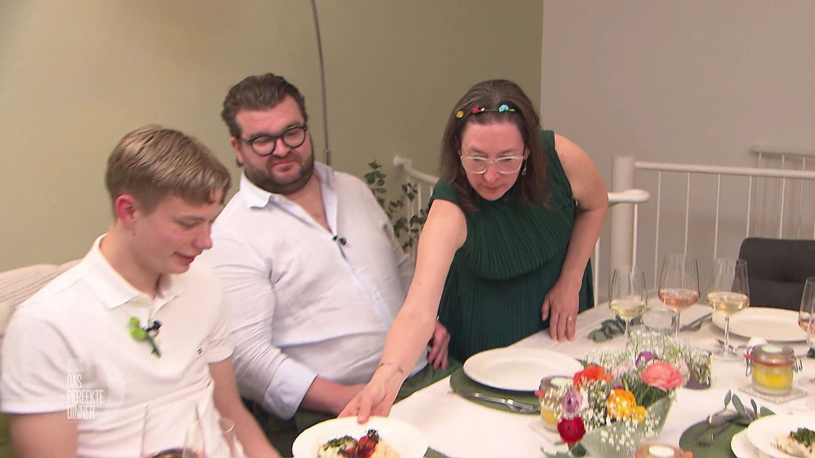 Noah (links) und Gregor freuen sich über Danielas Dessert. (Bild: RTL)