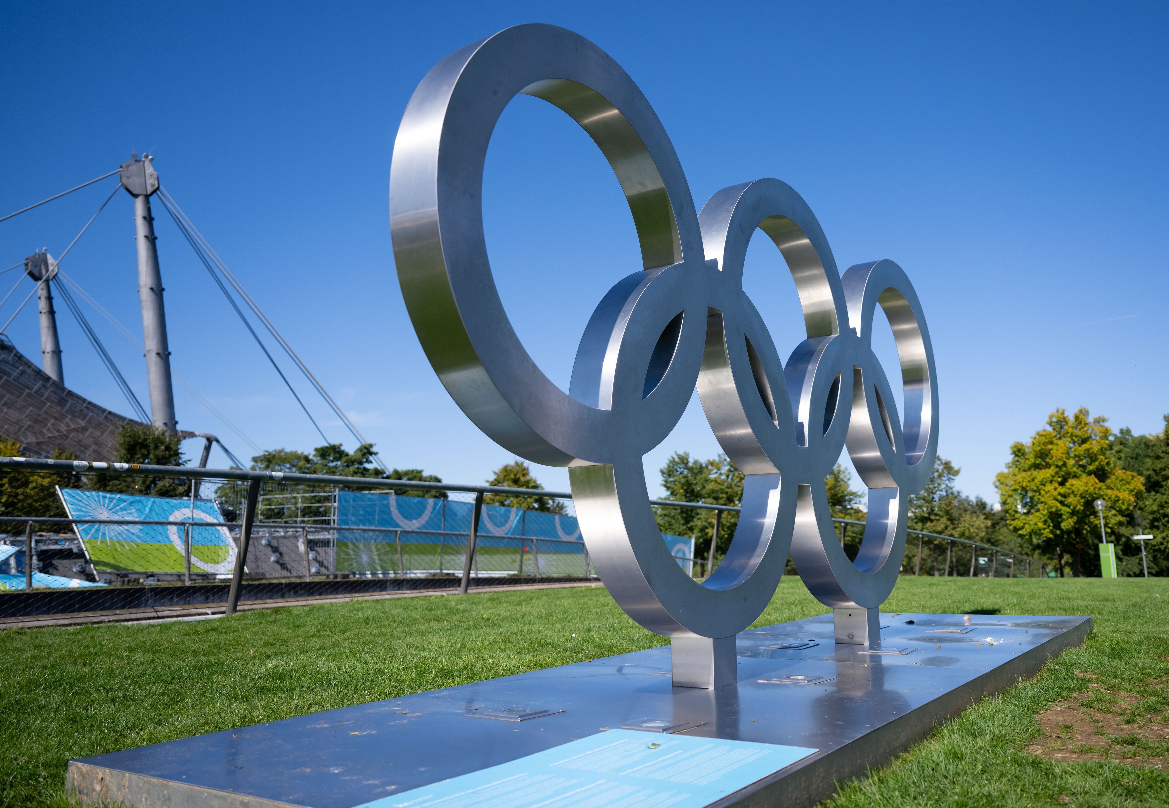 Die olympischen Ringe im Olympiapark. München gilt bei der Auswahl des deutschen Bewerbers als Favorit, aber auch die Region Köln/Ruhr rechnet sich gute Chancen aus.