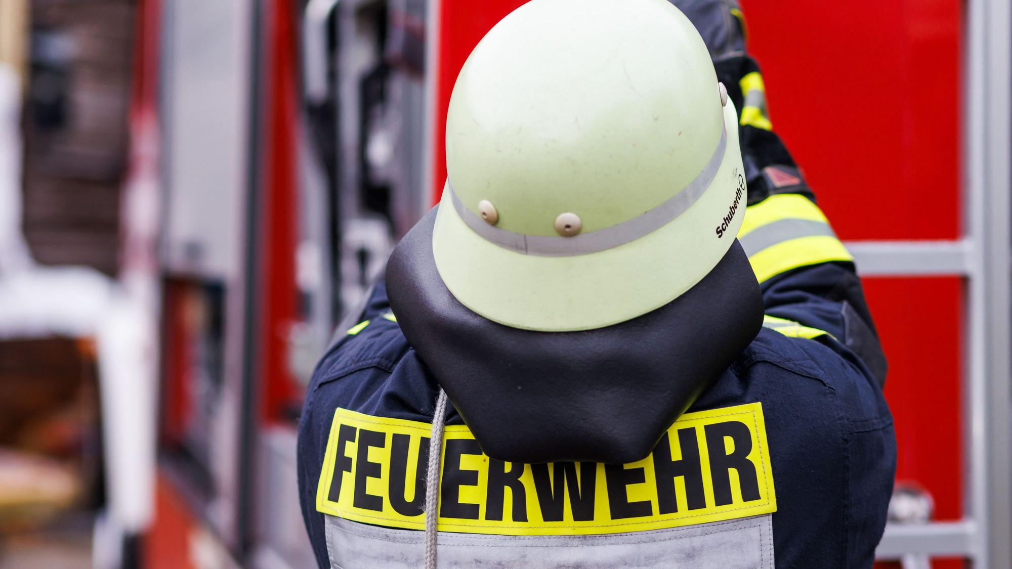 ARCHIV - 05.11.2022, Rheinland-Pfalz, Staufen: Ein Feuerwehrmann holt während einer Einsatzübung einer Freiwilligen Feuerwehr eine Leiter vom Dach eines Einsatzfahrzeugs. (zu dpa: «Akku eines E-Scooters entfacht Wohnungsbrand») Foto: Philipp von Ditfurth/dpa +++ dpa-Bildfunk +++