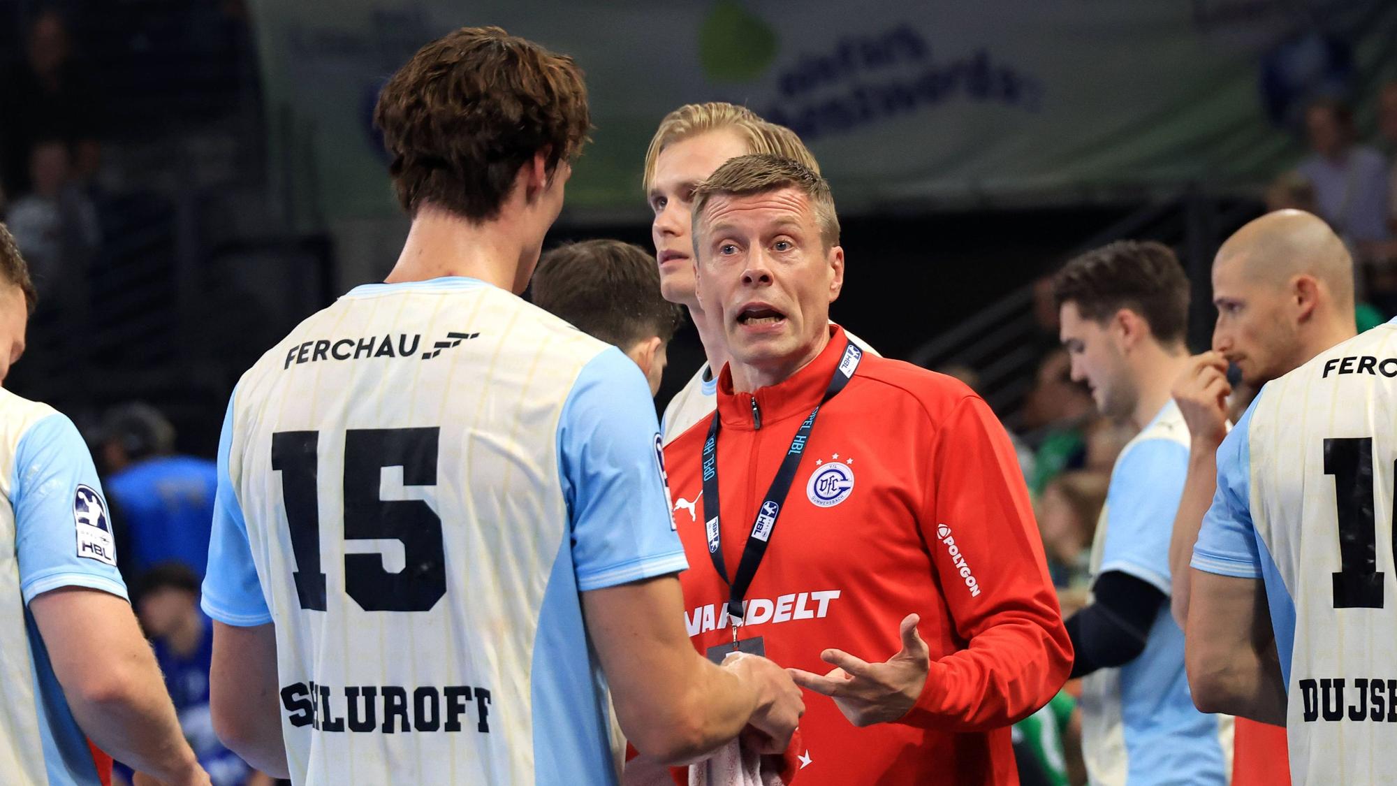 Gudjon Valur Sigurdsson spricht mit Miro Schluroff.