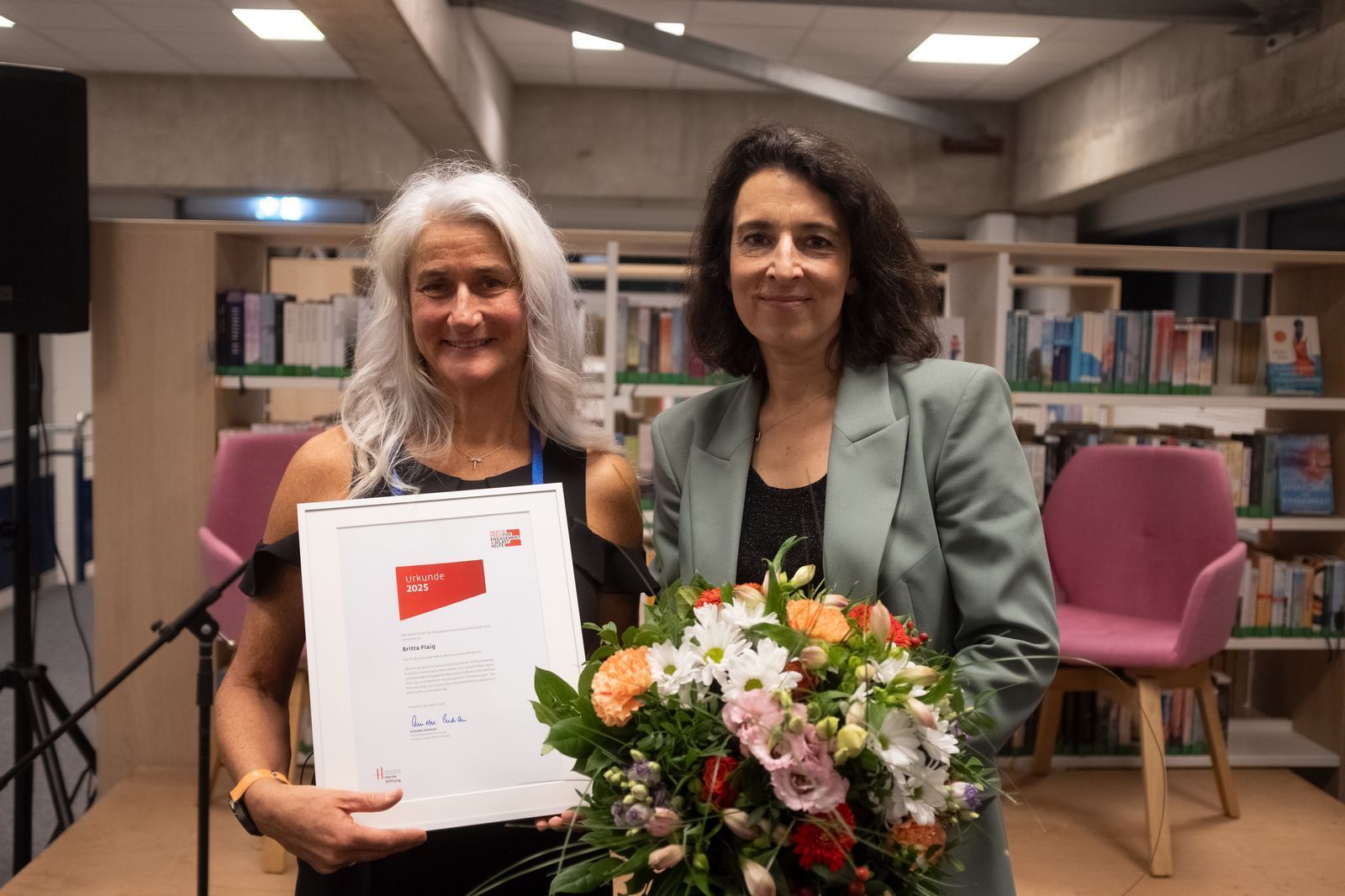 Britta (links) kämpft. Sie hat ein Kinderbuch über die „Elfe Dementia“ geschrieben und gemalt. Für ihren Einsatz für einen offeneren Umgang mit Alzheimer wurde sie von Dr. Eva Koch (rechts) mit dem Hertie-Preis ausgezeichnet. (Bild: ZDF/Greb + Neckermann Filmproduction)