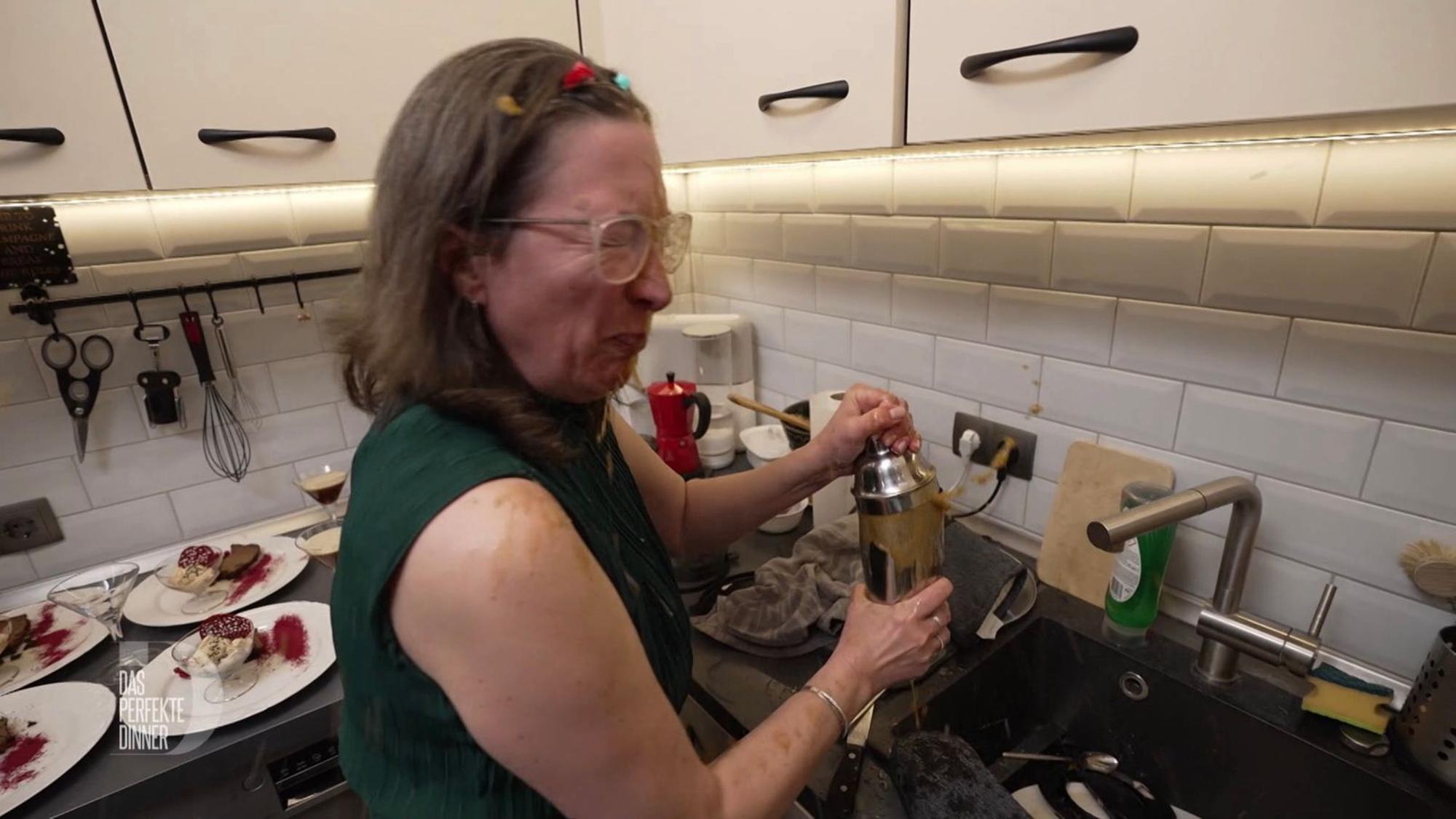 Statt ins Cocktailglas ergießt sich Danielas Espresso Martini über sie selbst. (Bild: RTL)