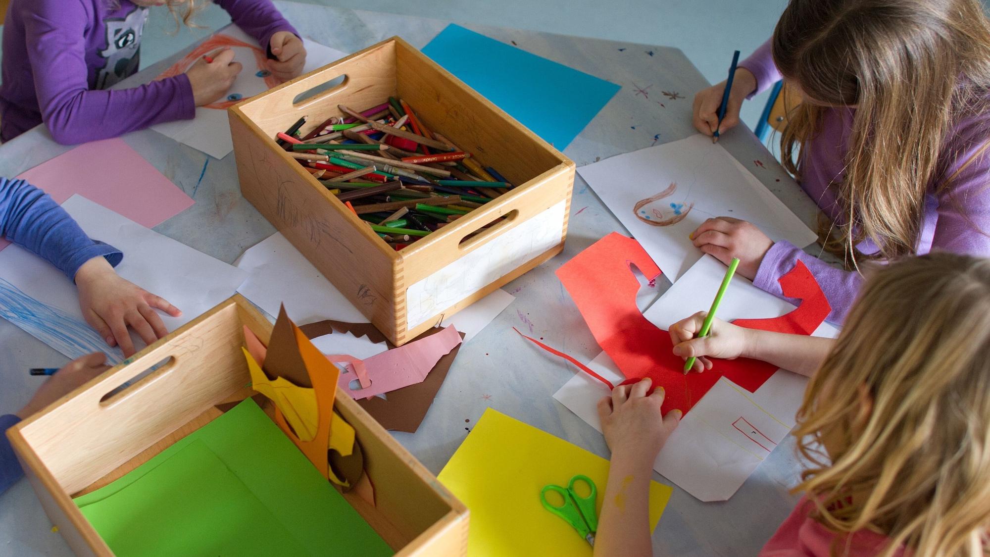 Grundschülerinnen sind in einem Kinderhort mit Bastelarbeiten beschäftigt. Von 2026 an sollen alle Grundschulkinder das Recht auf eine ganztägige Betreuung haben. (zu dpa: «Prien: Ganztagsbetreuung ab 1. August ist Bildungschance») +++ dpa-Bildfunk +++