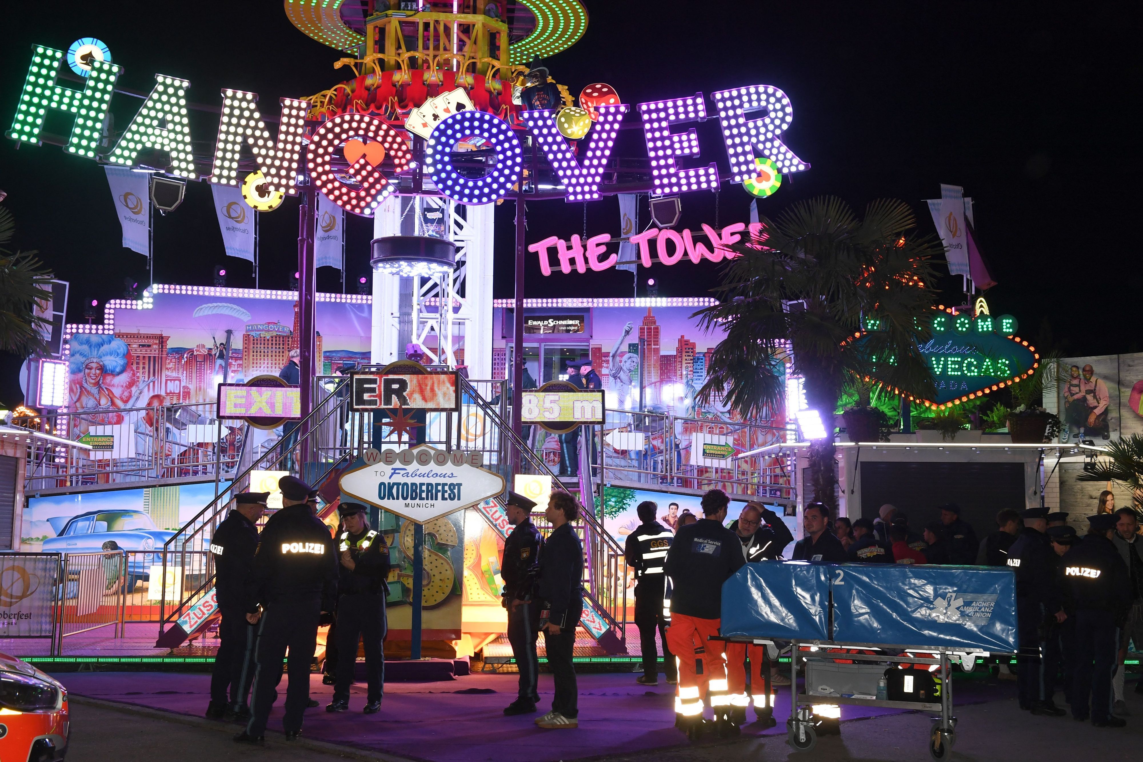 Polizeibeamte und Rettungskräfte sind am Montagabend (21. September) auf dem Oktoberfest im Einsatz
