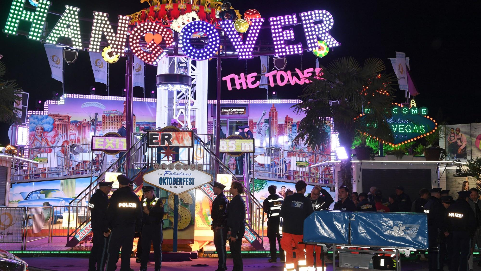 Polizeibeamte und Rettungskräfte sind am Montagabend (21. September) auf dem Oktoberfest im Einsatz