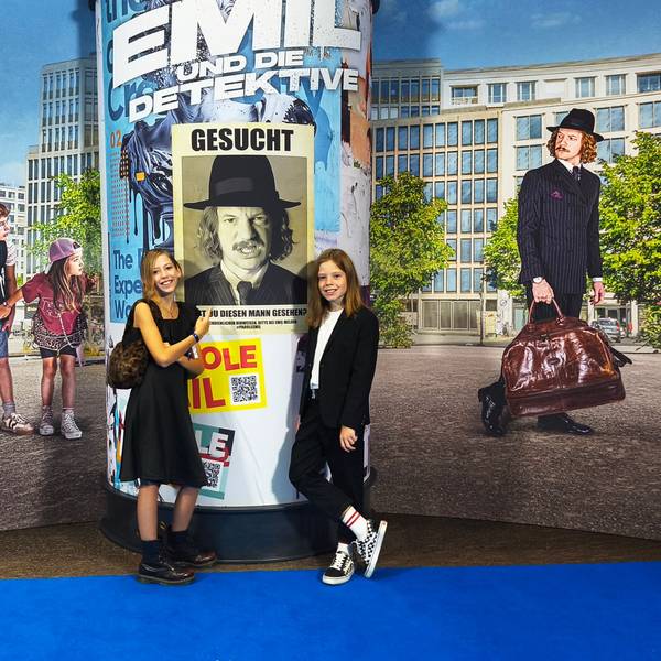 Bei der Filmpremiere in Berlin posieren Bela (r.) und seine Schwester Charlotte auf dem blauen Teppich vor einer riesigen Fotowand.