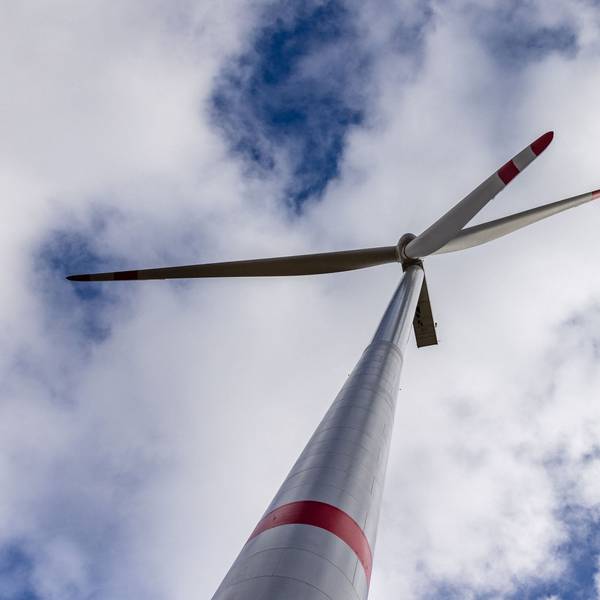 Ein Windrad dreht sich auf der Windenergieanlage Briesnig II auf der Fläche des ehemaligen Tagebaus Jänschwalde.