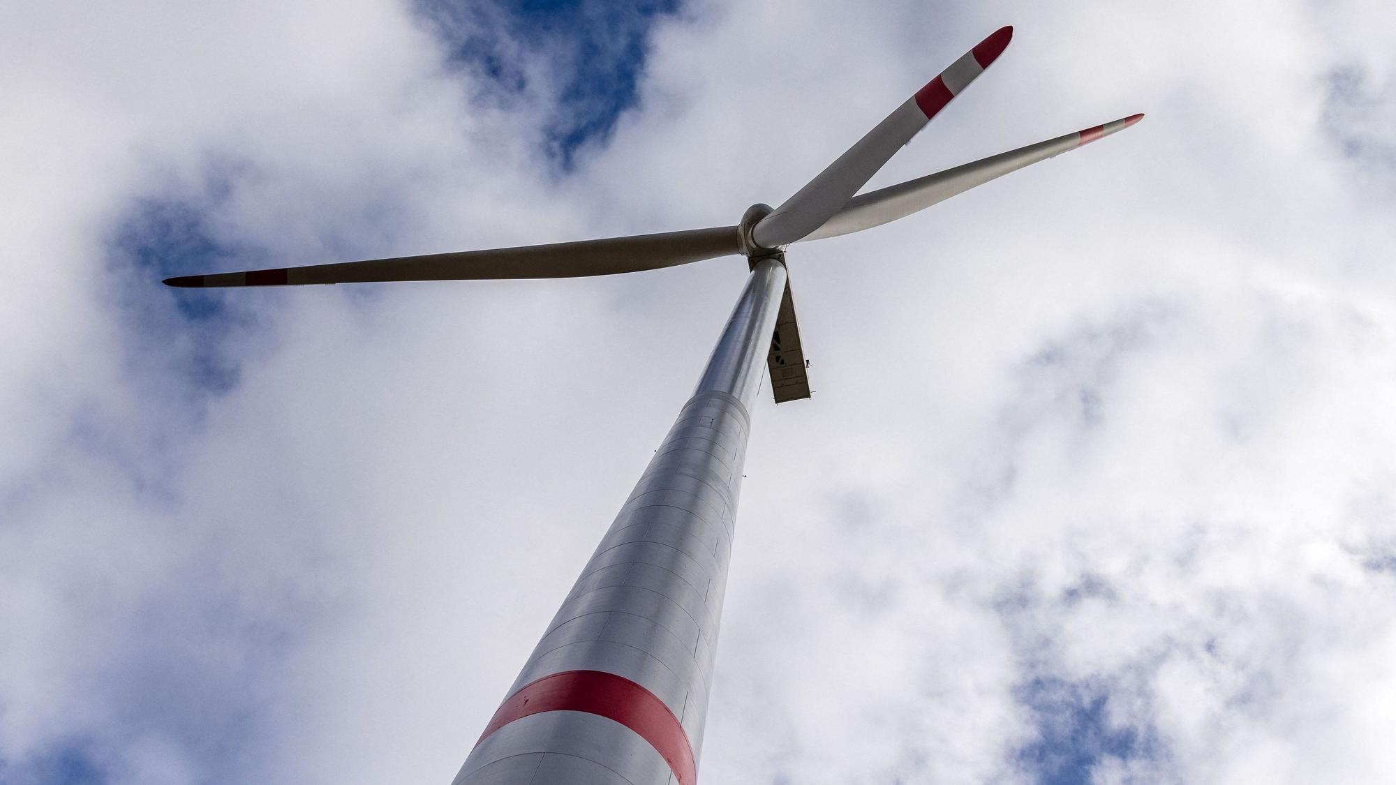 Ein Windrad dreht sich auf der Windenergieanlage Briesnig II auf der Fläche des ehemaligen Tagebaus Jänschwalde.