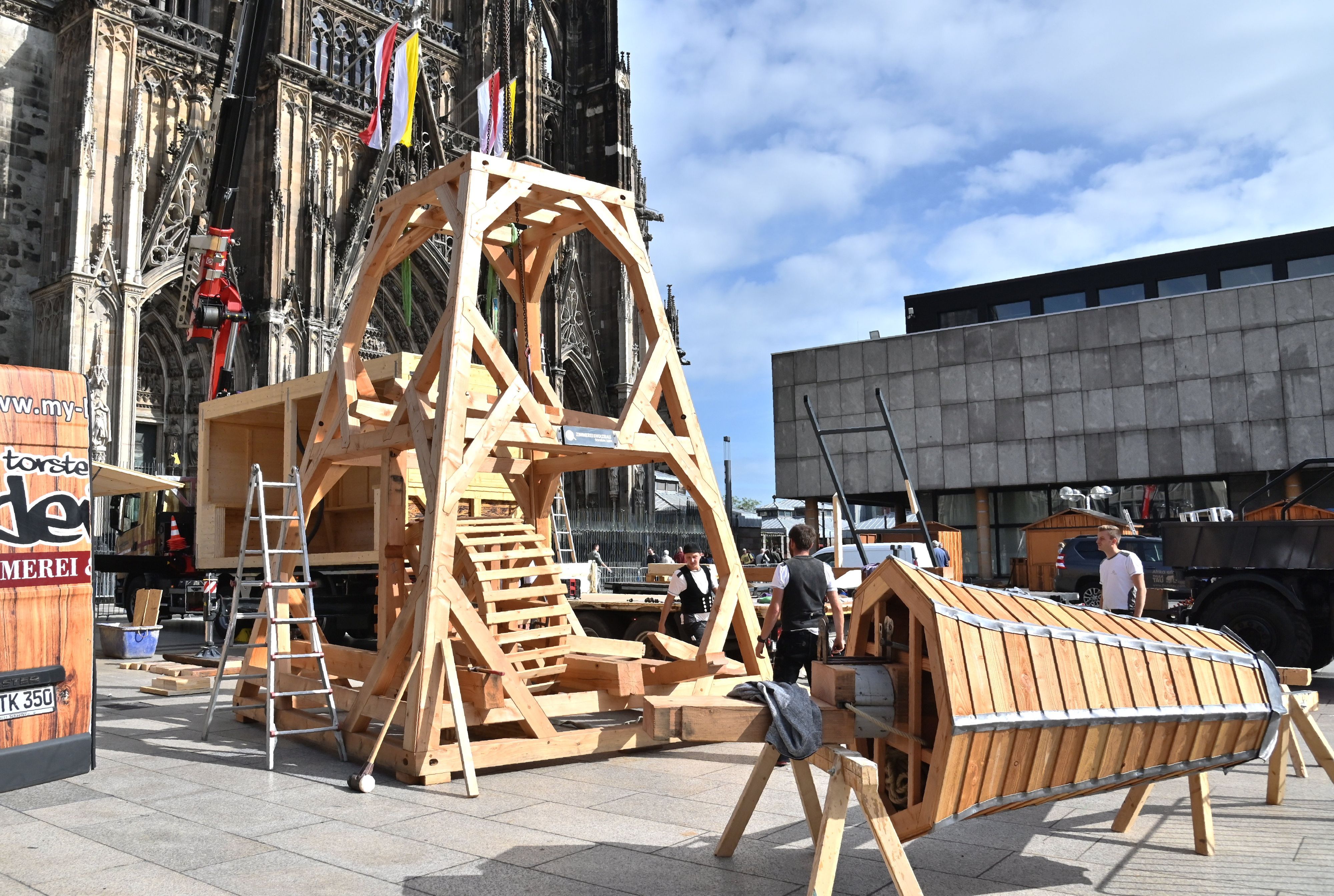 21.09.2026 Köln. Auf dem Roncalliplatz wird ein hölzener Kran aufgebaut, wie er zum Bau des Doms benutzt wurde. Offizieller Pressetermin ist wohl am Mittwoch (23.09.2026). Foto: Alexander Schwaiger