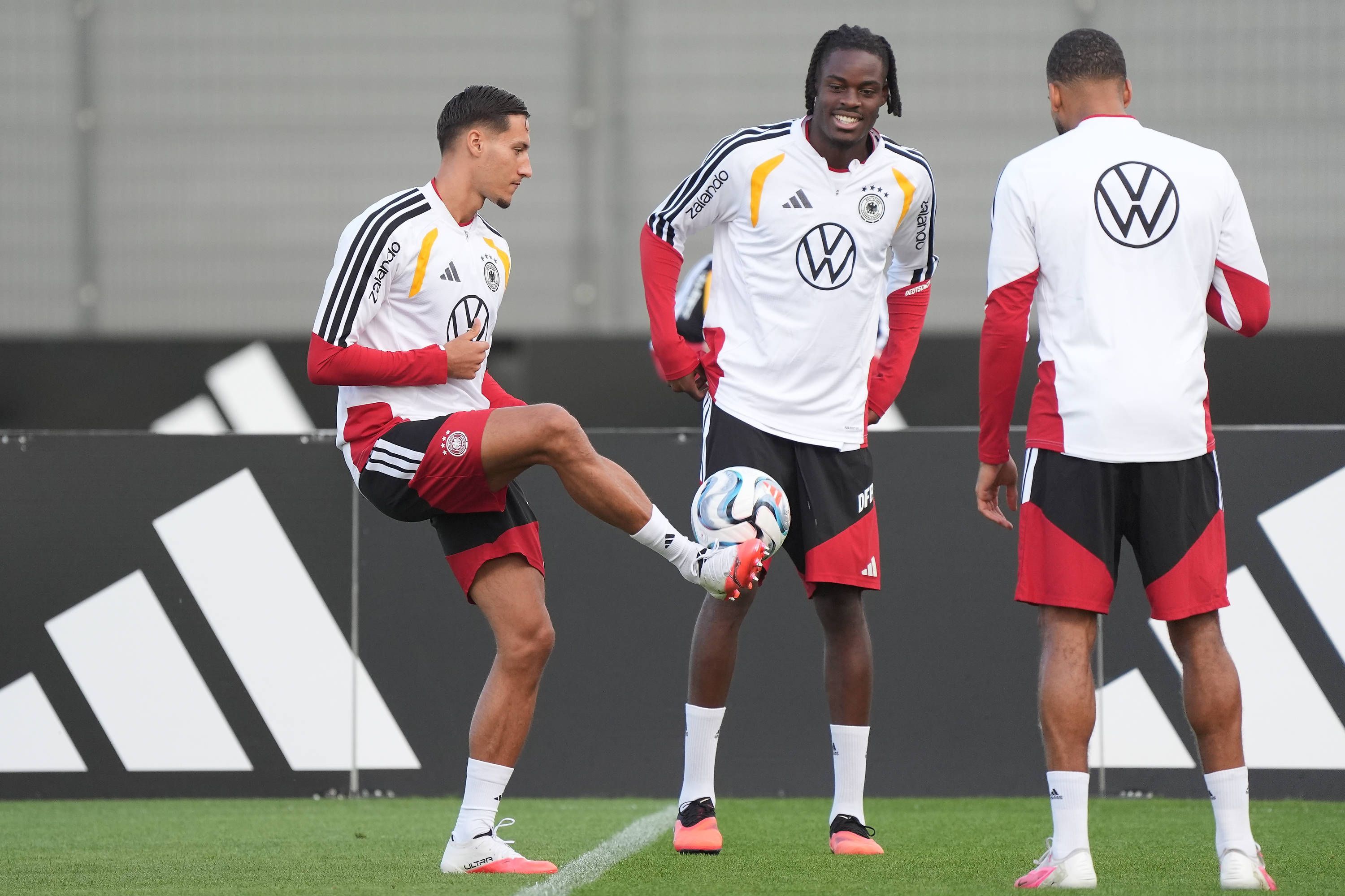 Younes Ebnoutalib Deutschland Germany mit Yann Aurel Bisseck - Herzo Base 22.09.2026: Deutsche Nationalmannschaft Nations League Vorbereitung, Home Ground, HerzoBase, World of Adidas, Herzogenaurach *** Younes Ebnoutalib, Germany, with Yann Aurel Bisseck, Herzo Base, September 22, 2026, German National Team, Nations League Preparation, Home Ground, HerzoBase, World of Adidas, Herzogenaurach