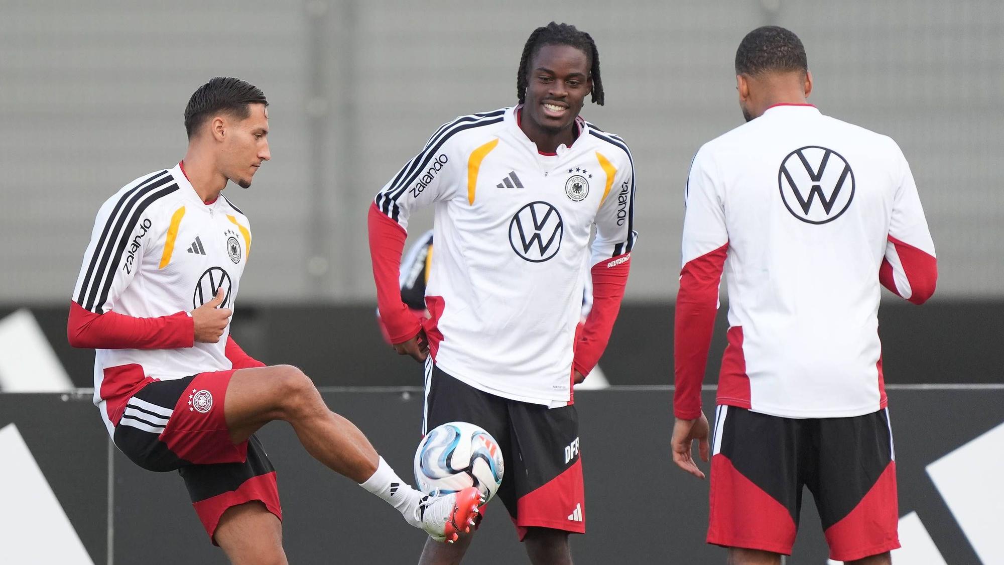 Younes Ebnoutalib Deutschland Germany mit Yann Aurel Bisseck - Herzo Base 22.09.2026: Deutsche Nationalmannschaft Nations League Vorbereitung, Home Ground, HerzoBase, World of Adidas, Herzogenaurach *** Younes Ebnoutalib, Germany, with Yann Aurel Bisseck, Herzo Base, September 22, 2026, German National Team, Nations League Preparation, Home Ground, HerzoBase, World of Adidas, Herzogenaurach