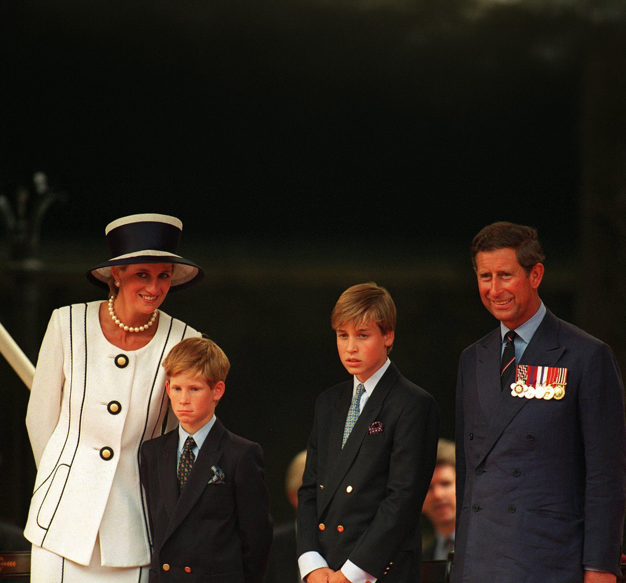 Prinz Charles mit Lady Diana und den beiden gemeinsamen Kindern Harry und William.