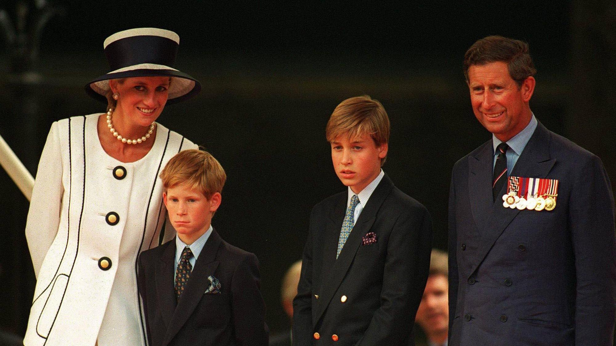 Prinz Charles mit Lady Diana und den beiden gemeinsamen Kindern Harry und William.