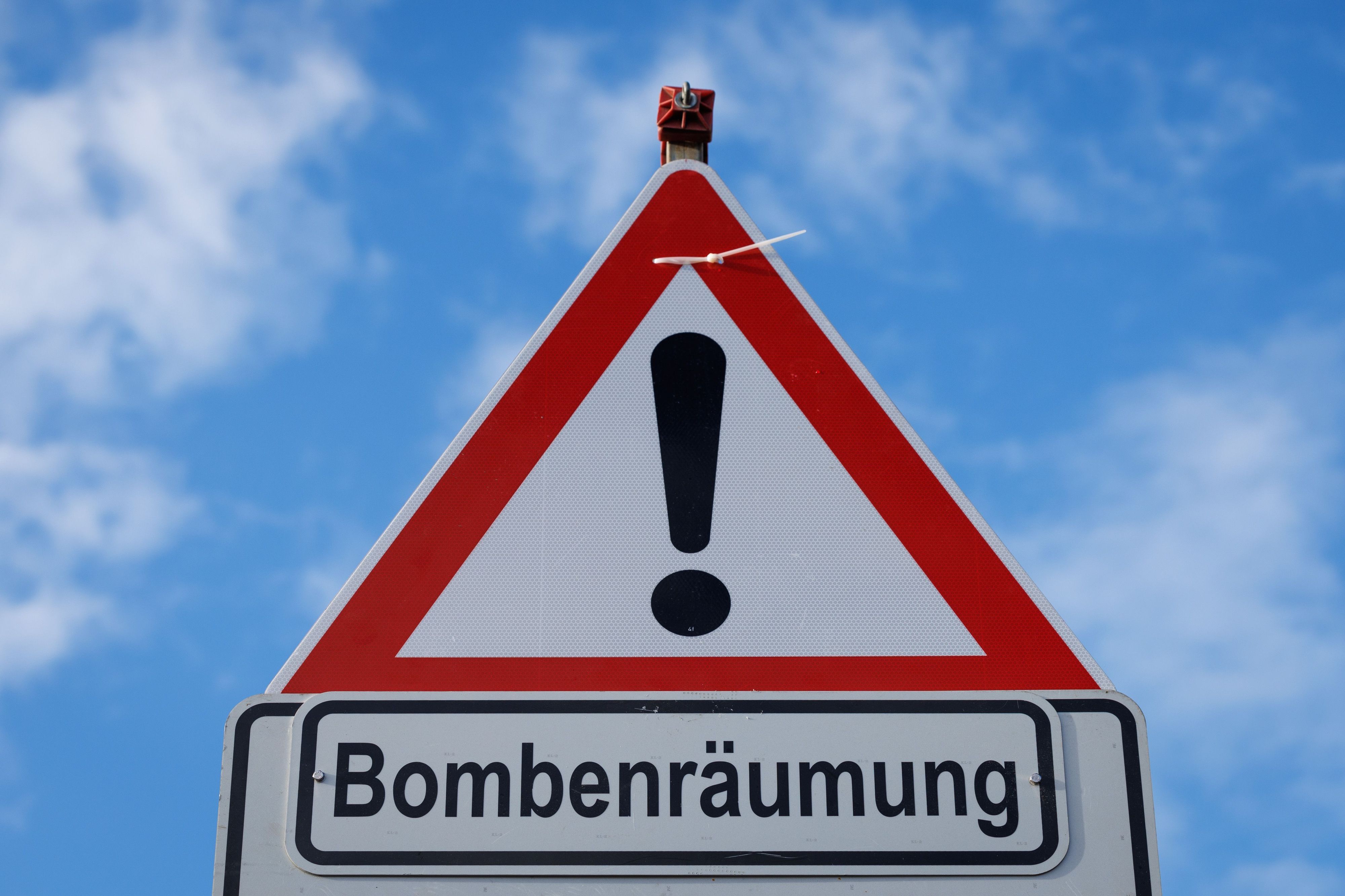 „Bombenräumung“ steht auf einem Straßenschild. (Archivbild)