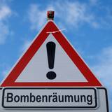 „Bombenräumung“ steht auf einem Straßenschild. (Archivbild)