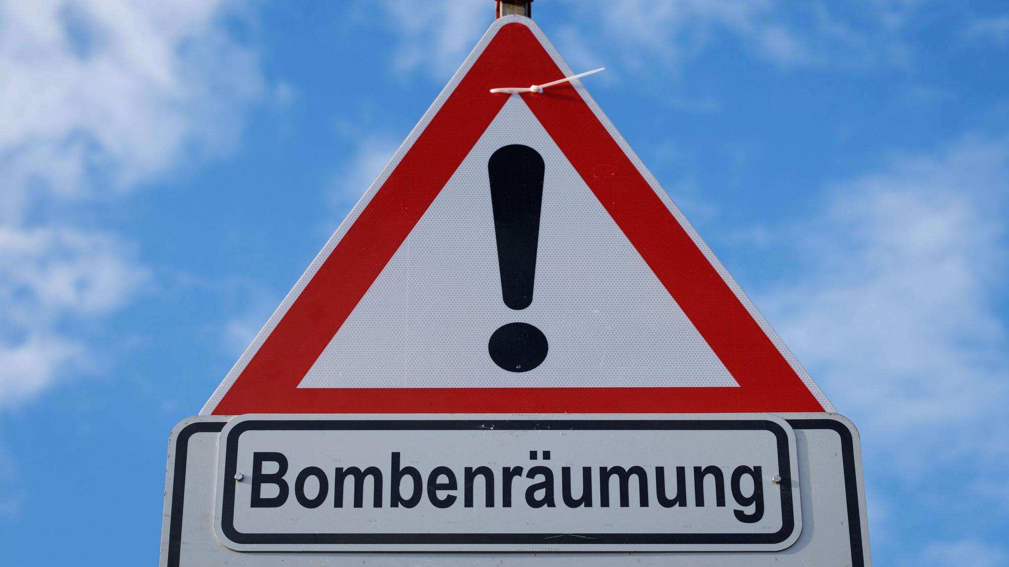 „Bombenräumung“ steht auf einem Straßenschild. (Archivbild)
