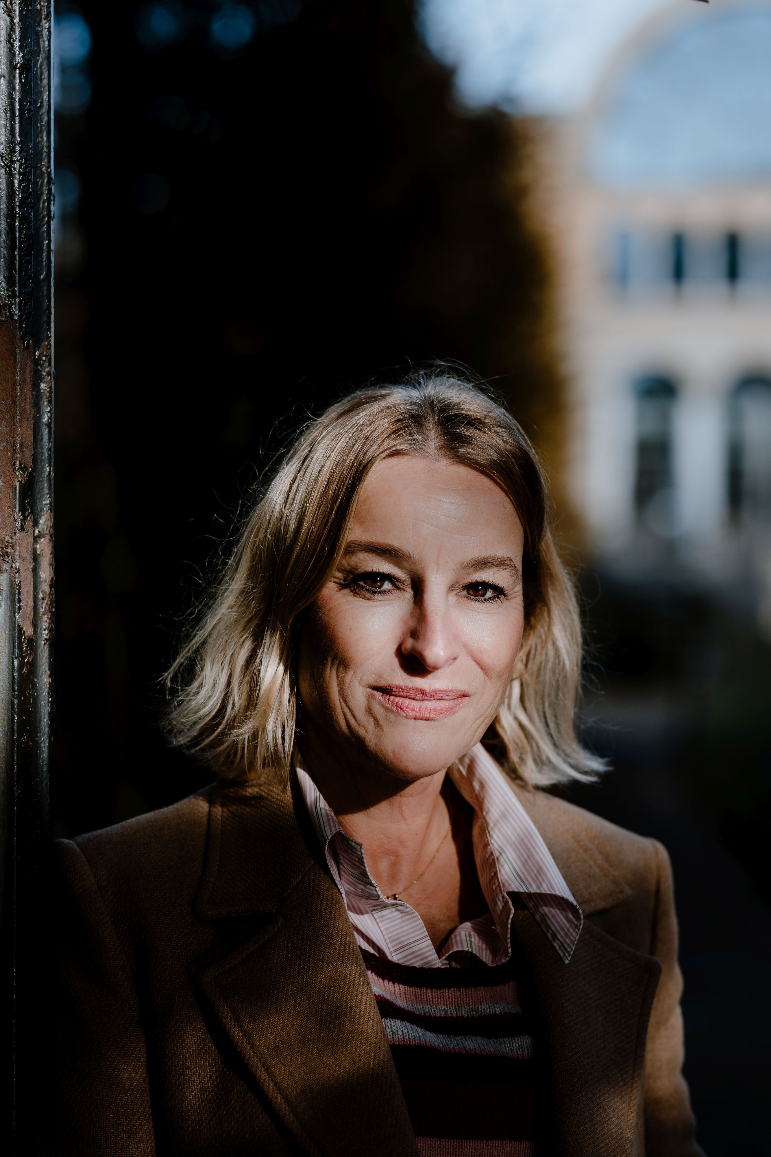 Die Kölner Autorin Sylvia Deloy moderiert den Abend.