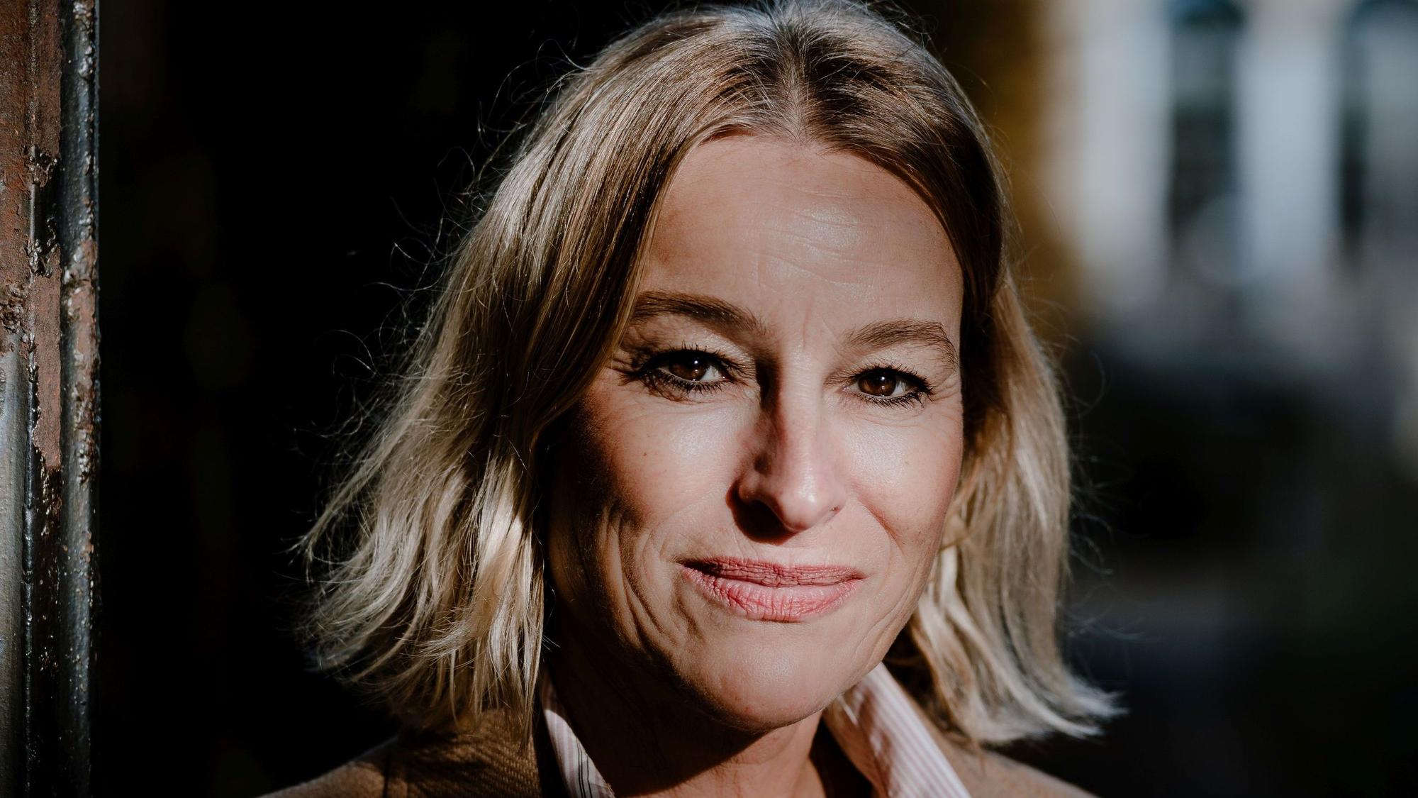Die Kölner Autorin Sylvia Deloy moderiert den Abend.