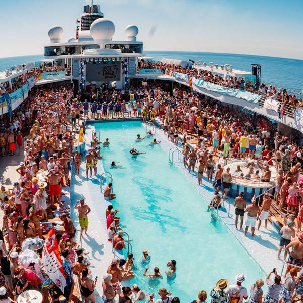 Blick auf das Pool-Deck beim Jeckliner.
