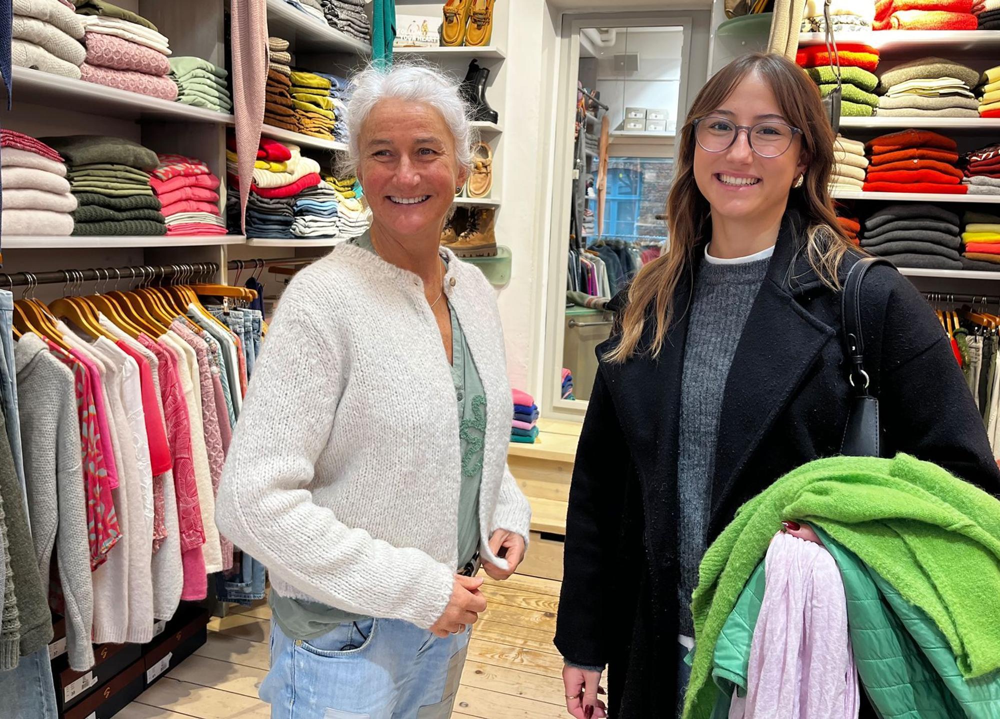 Auch Tochter Marisa und deren drei Geschwister unterstützen ihre Mutter, wo immer möglich. Zum Beispiel beim Shoppen oder Einkaufen auf dem Markt. Alleine kann es Britta nicht mehr. (Bild: ZDF/Greb + Neckermann Filmproduction)