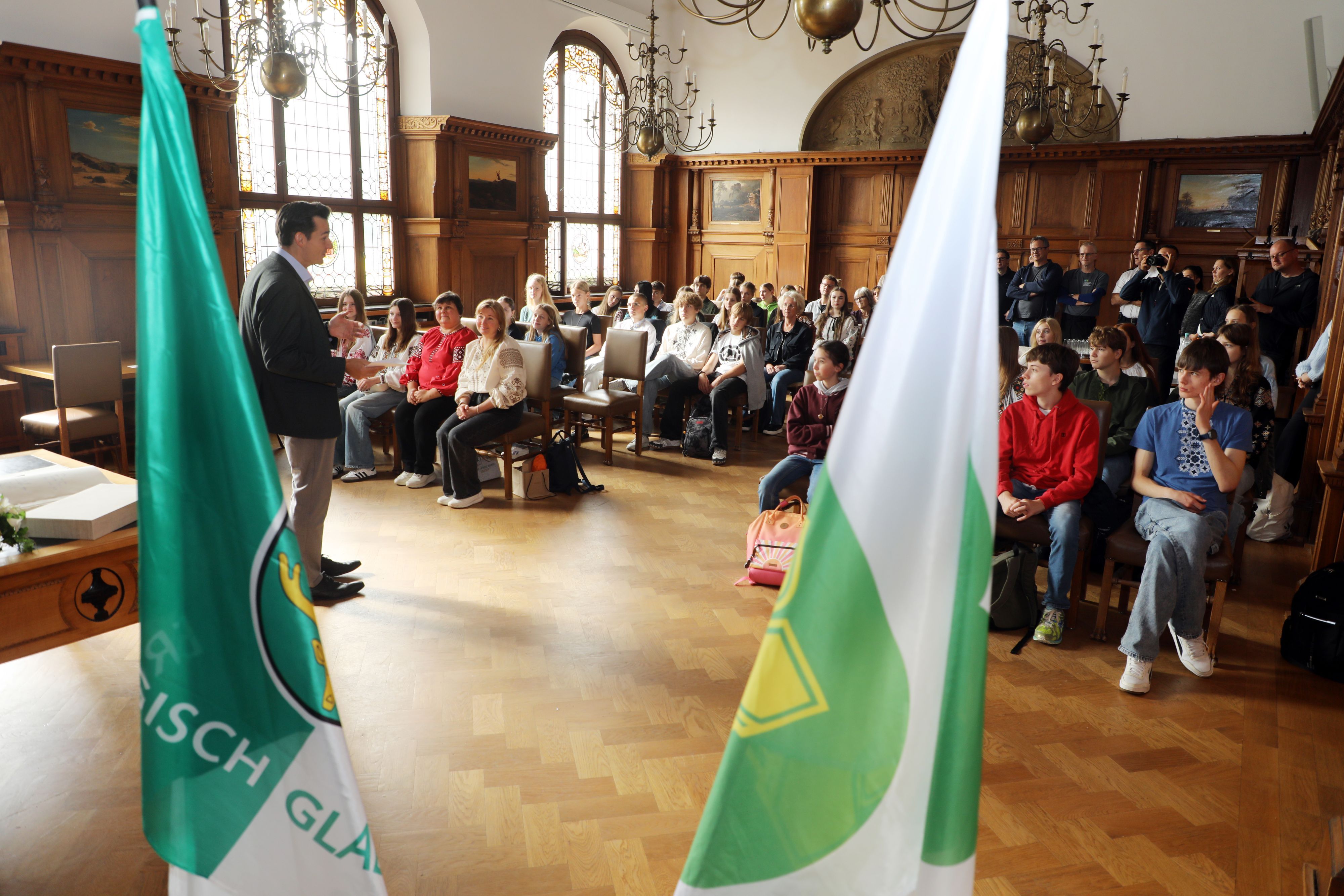 Bürgermeister Marcel Kreutz (SPD) empfängt die Jugendlichen aus der Ukraine und ihre Gastgeber im Rathaus Stadtmitte.