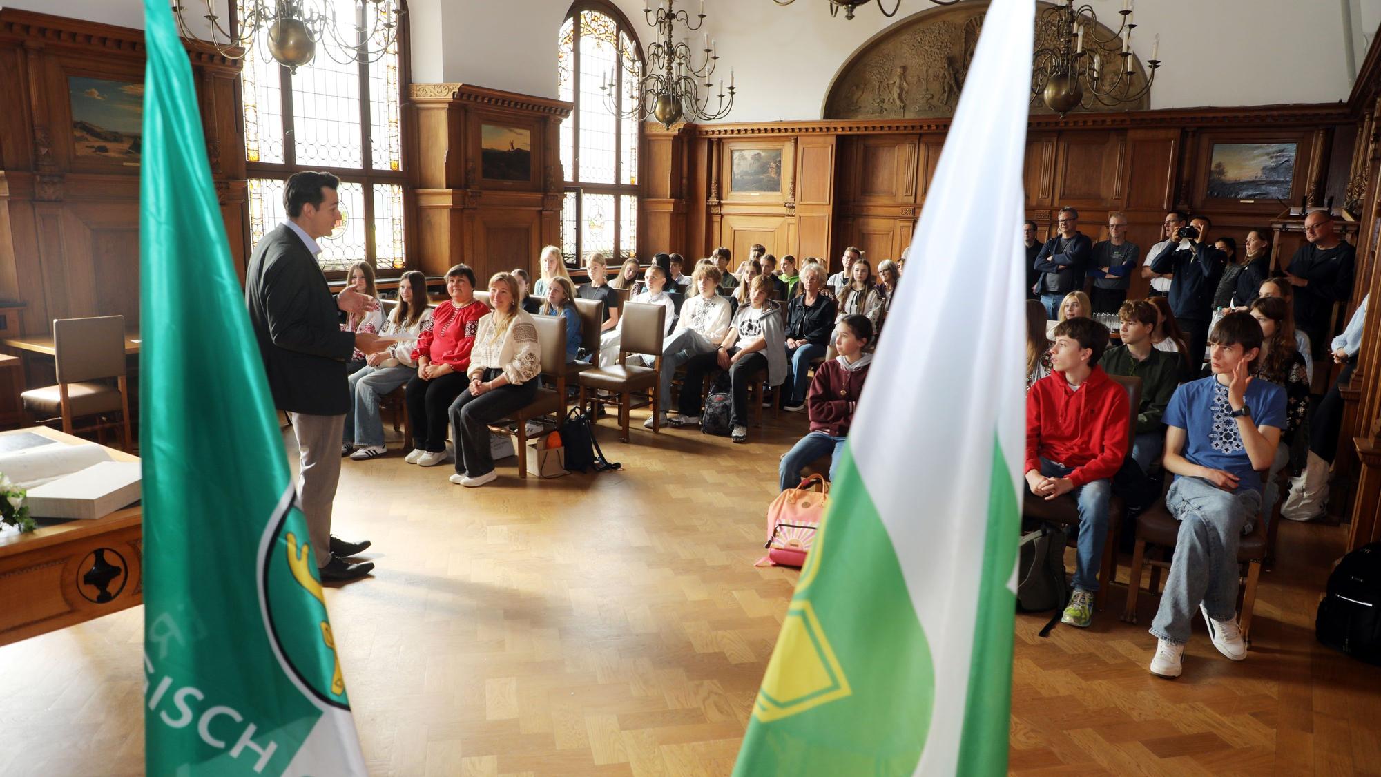 Bürgermeister Marcel Kreutz (SPD) empfängt die Jugendlichen aus der Ukraine und ihre Gastgeber im Rathaus Stadtmitte.