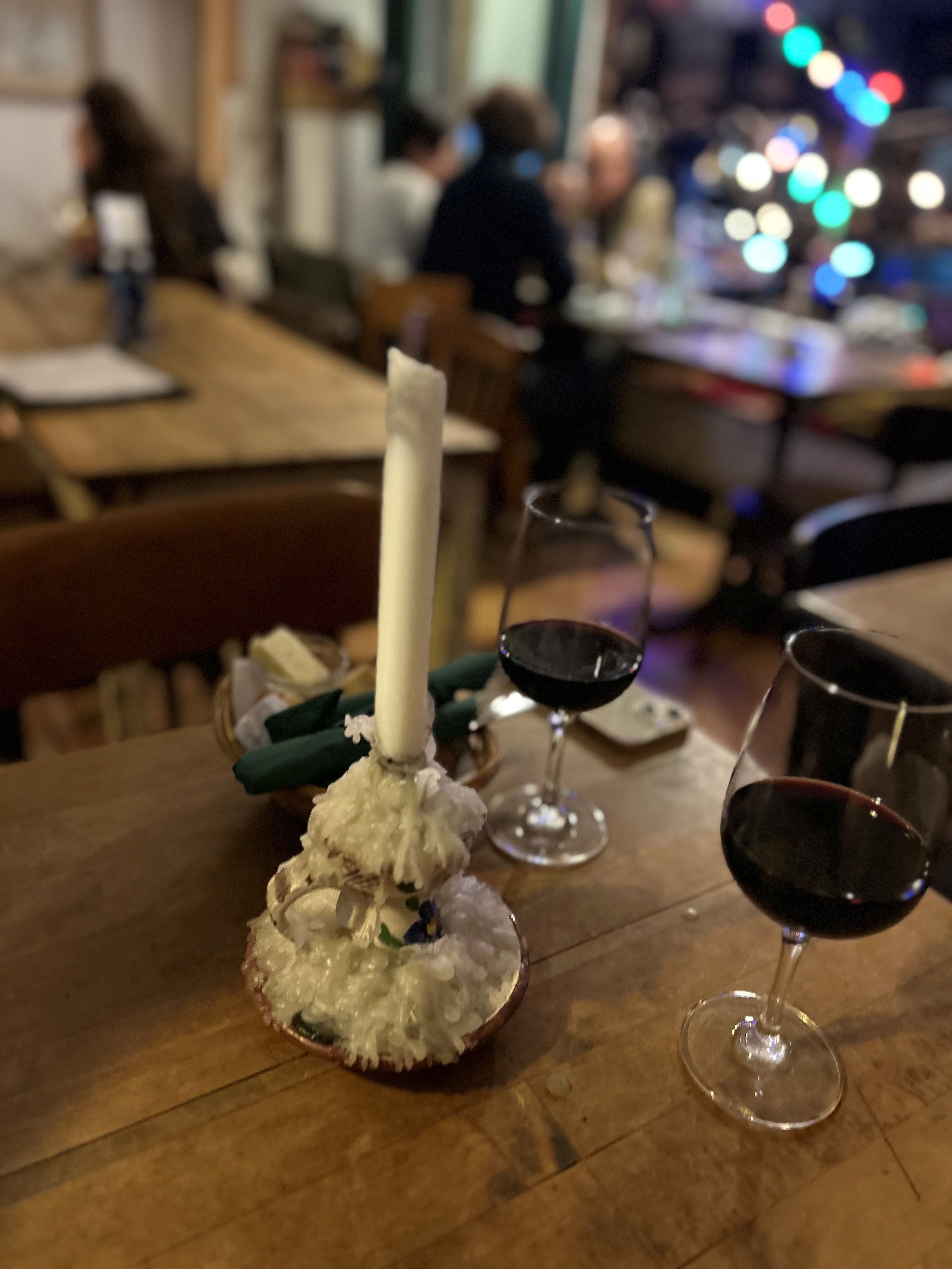 Holztische mit Weingläsern