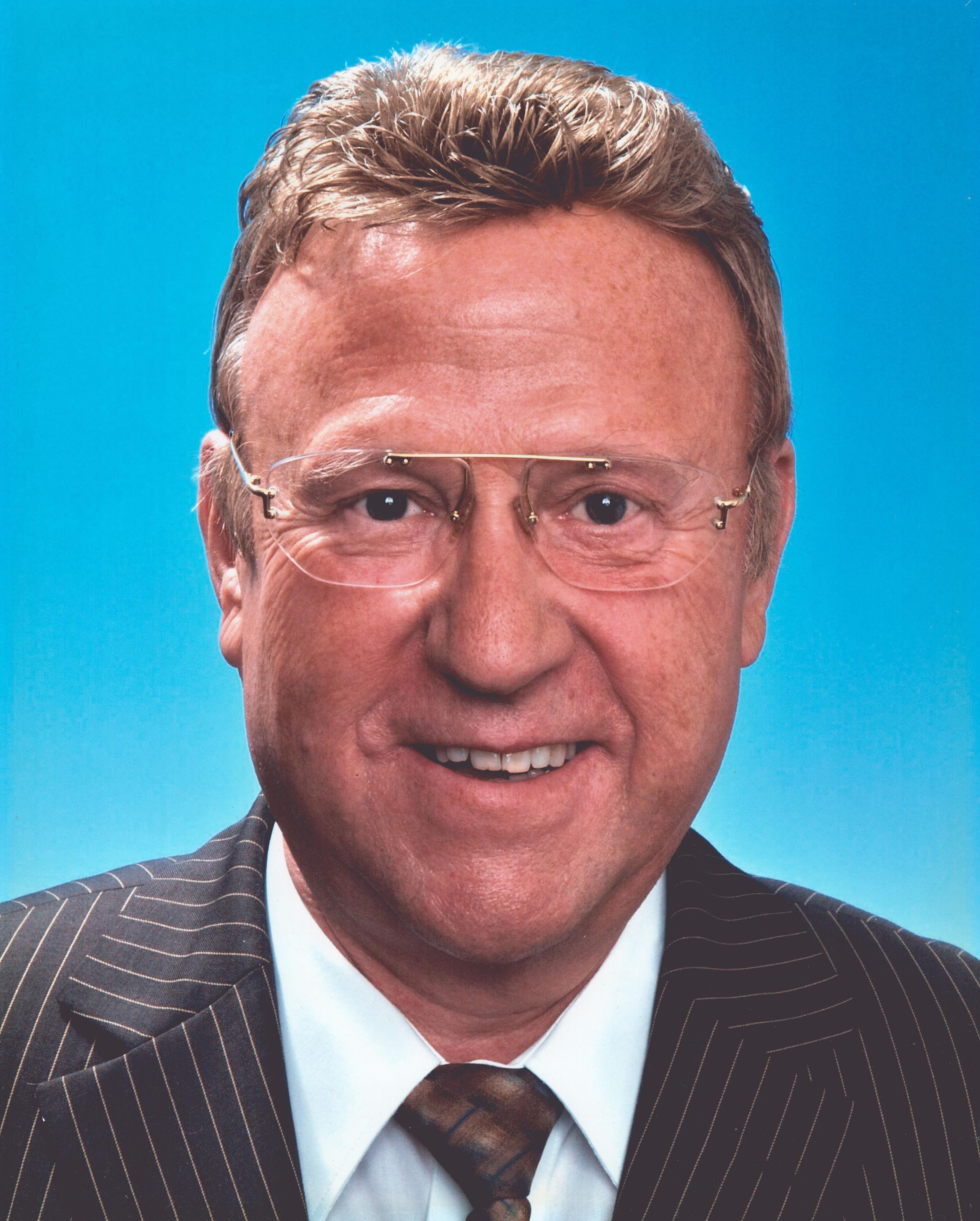 Das Bild zeigt Hans Kaiser vor blauem Hintergrund.