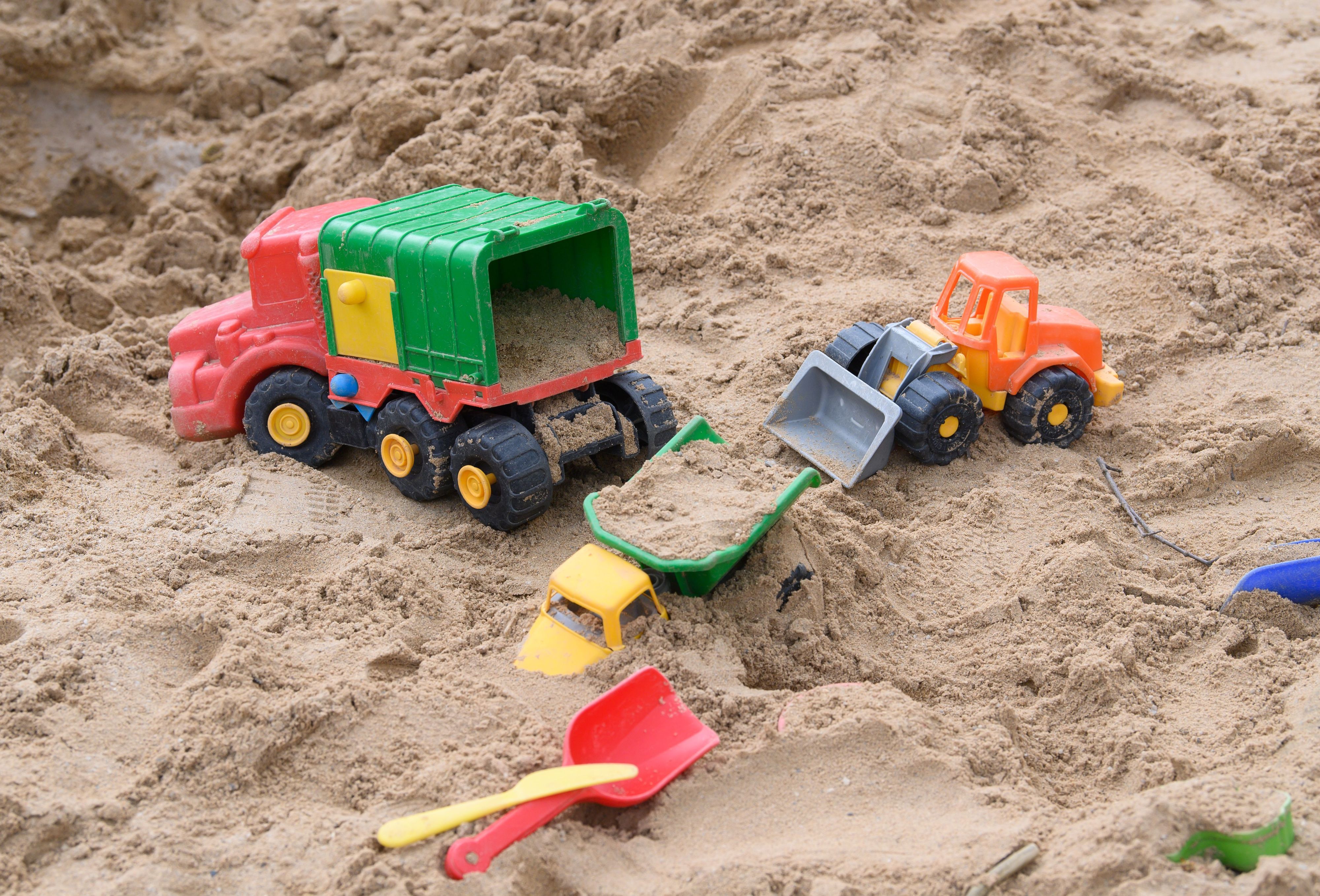 Sandspielzeug liegt in einem Sandkasten auf einem Spielplatz. Zu wenig Geld für Schulen und Kitas, marode Brücken und Straßen, kaputte Spielplätze, Sport- und Kulturvereine - so wirkt sich die Finanzkrise der Kommunen nach Darstellung ihrer Spitzenverbände konkret aus.