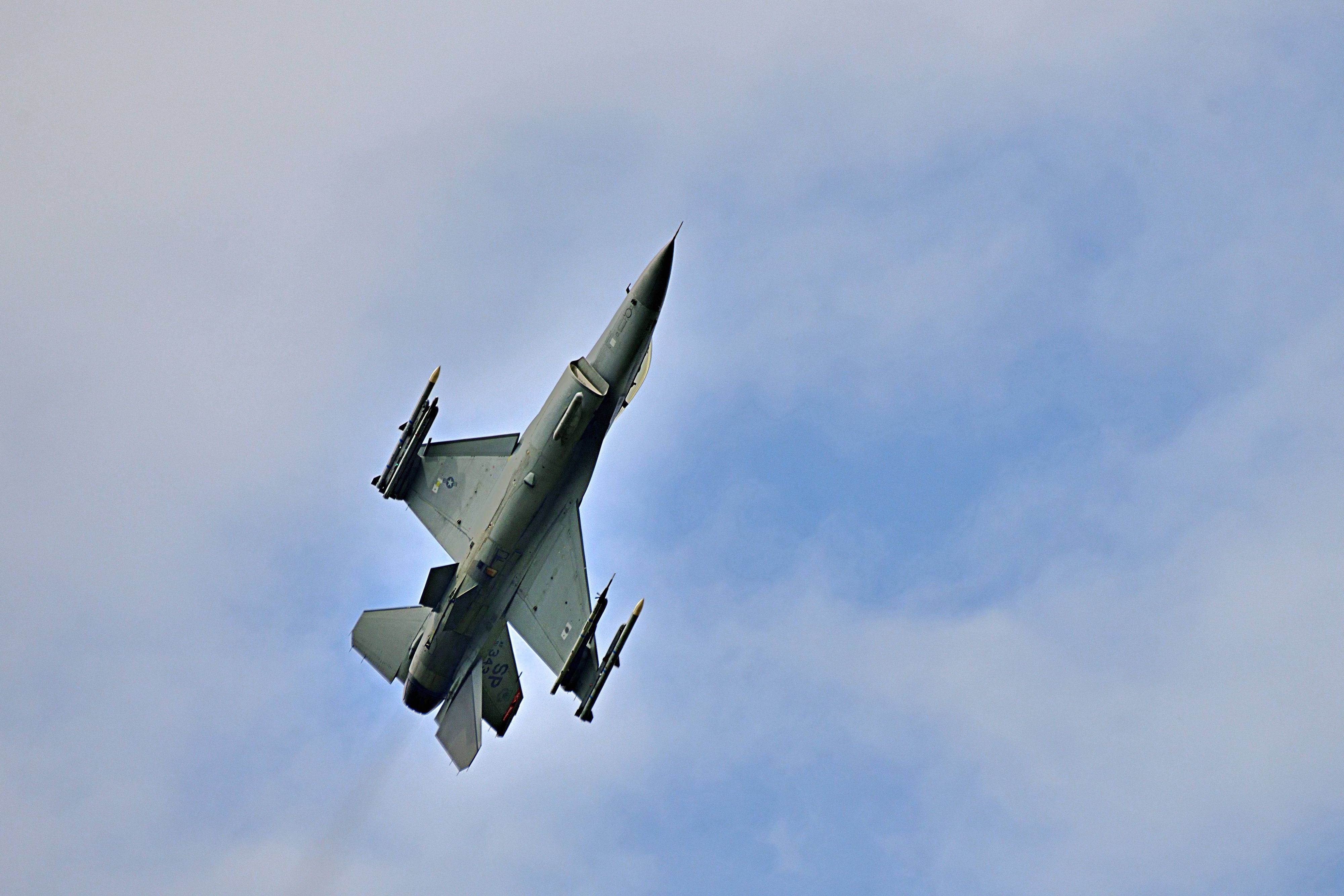 Ein F‑16-Kampfjet fliegt über der US-Airbase Spangdahlem in der Eifel. Berichten zufolge ist eine US-Maschine am Dienstag abgestürzt. (Archivbild)