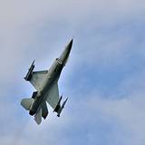 Ein F‑16-Kampfjet fliegt über der US-Airbase Spangdahlem in der Eifel. Berichten zufolge ist eine US-Maschine am Dienstag abgestürzt. (Archivbild)