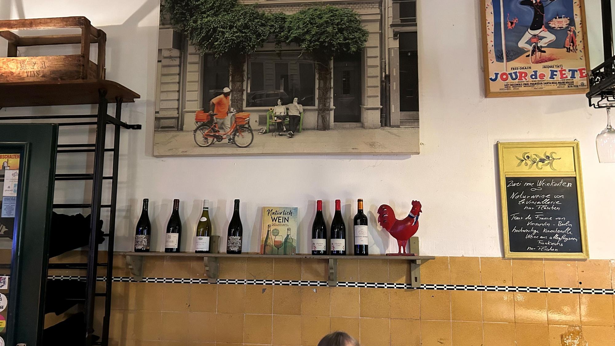 Viele Anklänge an Frankreich finden sich an den Wänden.