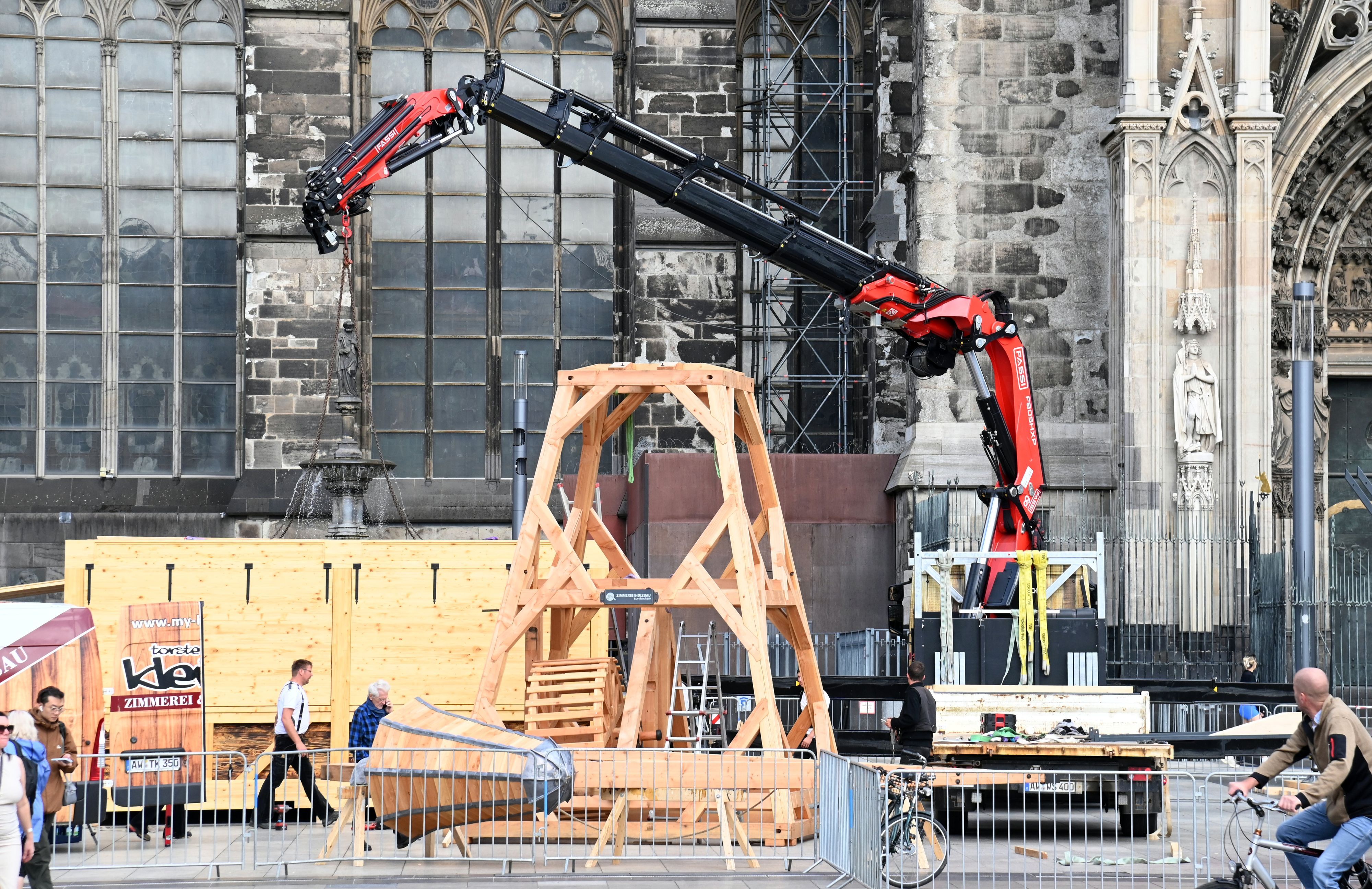 21.09.2026 Köln. Auf dem Roncalliplatz wird ein hölzerner Kran aufgebaut, wie er zum Bau des Doms benutzt wurde. Offizieller Pressetermin ist wohl am Mittwoch (23.09.2026). Foto: Alexander Schwaiger