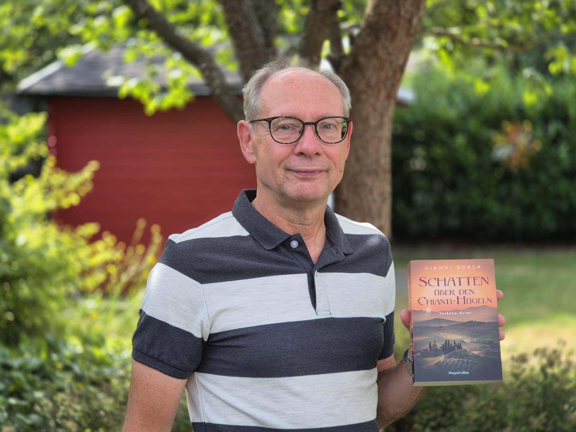 Der Leverkusener Autor Jens Burmeister mit seinem neuen Krimi „Schatten über den Chianti-Hügeln“